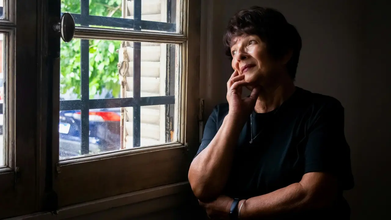 Žena sjedi pored prozora i posmatra