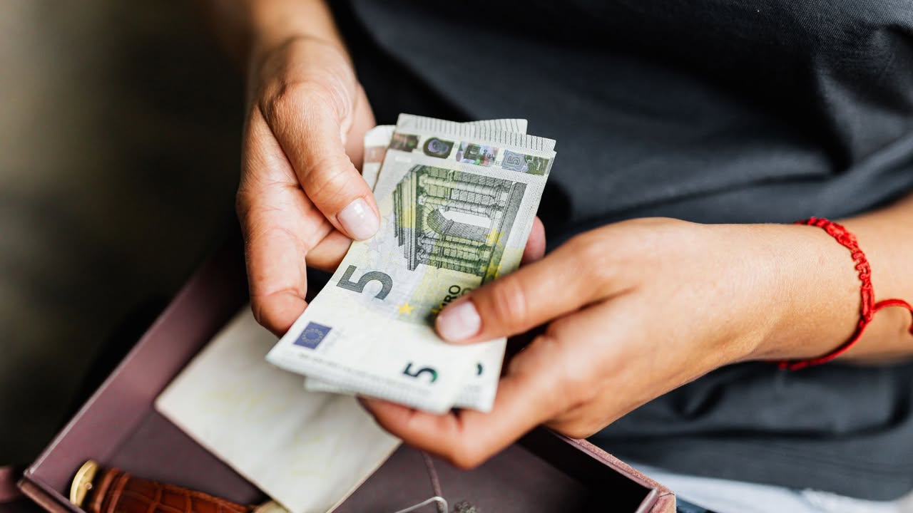 Ko izbjegava izdavanje fiskalnog računa Dok se veliki dio privrede u Crnoj Gori muči da izmiri obaveze prema državi, plati doprinose i fiskalizuje svaki cent, postoji cijela lepeza onih koji rade u „sivoj zoni“ i pritom zarađuju ozbiljan novac, a državi ne daju ni centa. Frizerski saloni, advokatske kancelarije, automehaničari, „majstori na poziv“ – lista je duga, a metoda uvijek ista: izbjegavanje obaveze. Kako im to prolazi? Lako! Inspekcija ne može da bude u svakoj kući ili radionici. Dokle god ne postoji pisani trag ili ugovor, dokazivanje prometa je nemoguća misija. Poreska inspekcija jednostavno nema dovoljno ljudi da obiđe svakog frizera i mehaničara u Bijelom Polju, a kamoli u cijeloj CG. Fokusiraju se na velike ribe, dok ovi mali često prođu ispod radara. Sa druge strane smiješno je i tužno koliko smo postali vješti u laganju države, a onda se čudimo što su nam putevi puni rupa, a zdravstvo pred kolapsom. Dosta je bilo priče o „sirotinji koja se snalazi“. Ovdje se ne radi o preživljavanju, već o bahatosti onih koji koriste rupe u sistemu dok pošteni ljudi plaćaju ceh.