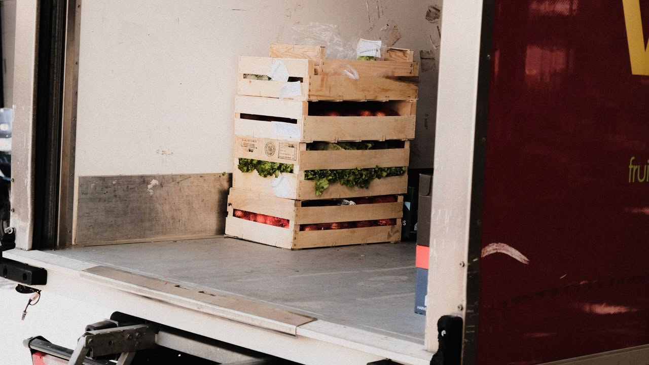 Skoro 120 tona neispravne hrane sklonjeno s tržišta Dok uživamo u obrocima, rijetko razmišljamo o "nevidljivoj liniji odbrane" koja stoji između nas i opasnih namirnica. Uprava za bezbjednost hrane, veterinu i fitosanitarne poslove tokom 2026. godine spriječila je da više od 119 tona sumnjivih proizvoda stigne do naših prodavnica i restorana. Šta bi se našlo na vašem stolu da nije bilo kontrole? • 67 tona mesa i mesnih prerađevina sklonjeno je zbog mikrobiološke kontaminacije ili neispunjenih uvoznih uslova. • 40 tona mlijeka zaustavljeno je zbog prisustva aflatoksina - toksina • Pravila transporta su prekršena kod preko 5 tona mesnih proizvoda, koji nisu imali adekvatan temperaturni režim • Više od 3,5 tone ribe i manjih pošiljki mliječnih proizvoda takođe nije prošlo stroge kontrole. Uz to, uništeno je i 35.000 komada jednodnevnih pilića, čime je spriječen potencijalni rizik od širenja bolesti.
