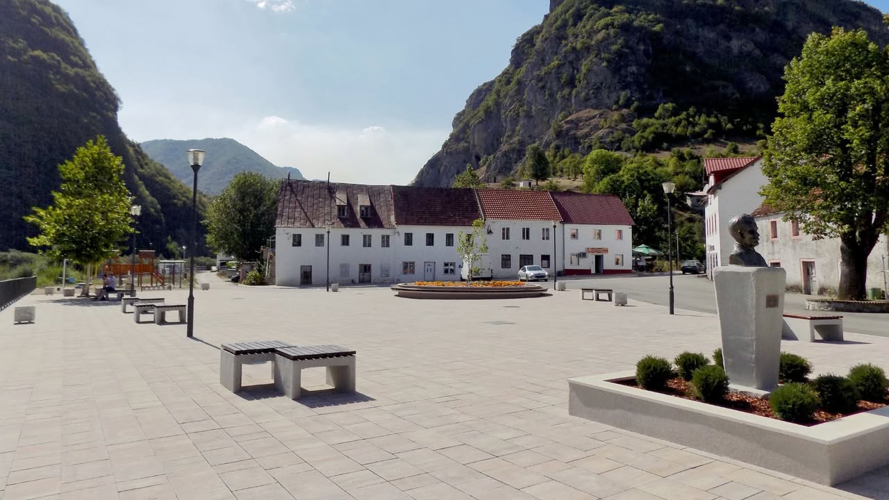 „Ne damo zemlju tajkunima“: Protest mještana Šavnika i Nikšića zbog eksproprijacije za vjetropark Vlasnici privatnih imanja, čija je zemlja predmet eksproprijacije, organizuju protestno okupljanje pod nazivom „Ne damo zemlju tajkunima“. Protest će se održati u petak, 3. jula, u 10 časova ispred zgrade Uprave za nekretnine u Nikšiću. Sporna eksproprijacija za privatnu firmu iz Dubaija Iz Građanske inicijative „Spasimo Brezna i pogođene lokalne zajednice u Šavniku“ poručuju da je u toku oduzimanje više stotina parcela u Nikšiću i Šavniku radi izgradnje dalekovoda za vjetropark „Bijela“. Projektom upravlja privatna kompanija Alcazar Energy Partners iz Dubaija, a mještani tvrde da je Vlada Crne Gore, na inicijativu Ministarstva urbanizma, prostornog planiranja i državne imovine, nezakonito proglasila „javni interes“ kako bi omogućila privatni profit. „Vlada je proglasila javni interes bez jasnog obrazloženja za koje se projekte oduzima imovina. Pogođeni vlasnici su već podnijeli tužbu Upravnom sudu, ali nadležne institucije užurbano nastavljaju postupak, krijući u rješenjima ko je zapravo krajnji korisnik“, navode iz GI. Naknada od 15 eura za 30 godina Mještani su posebno revoltirani načinom na koji se određuje „pravična nadoknada“. Kako ističu, novac za eksproprijaciju deponovalo je Ministarstvo kojim rukovodi Slaven Radunović, a iznosi su ponižavajući. Kao drastičan primjer navode slučaj Dragana Mandića, suvlasnika imanja i kuće u Šavniku, kojem je za pravo korišćenja zemljišta na 30 godina ponuđena naknada od ukupno 15 eura. Protestom žele da ukažu na netransparentnost postupka, zloupotrebu instituta javnog interesa i ugrožavanje privatne svojine radi interesa stranih investitora.