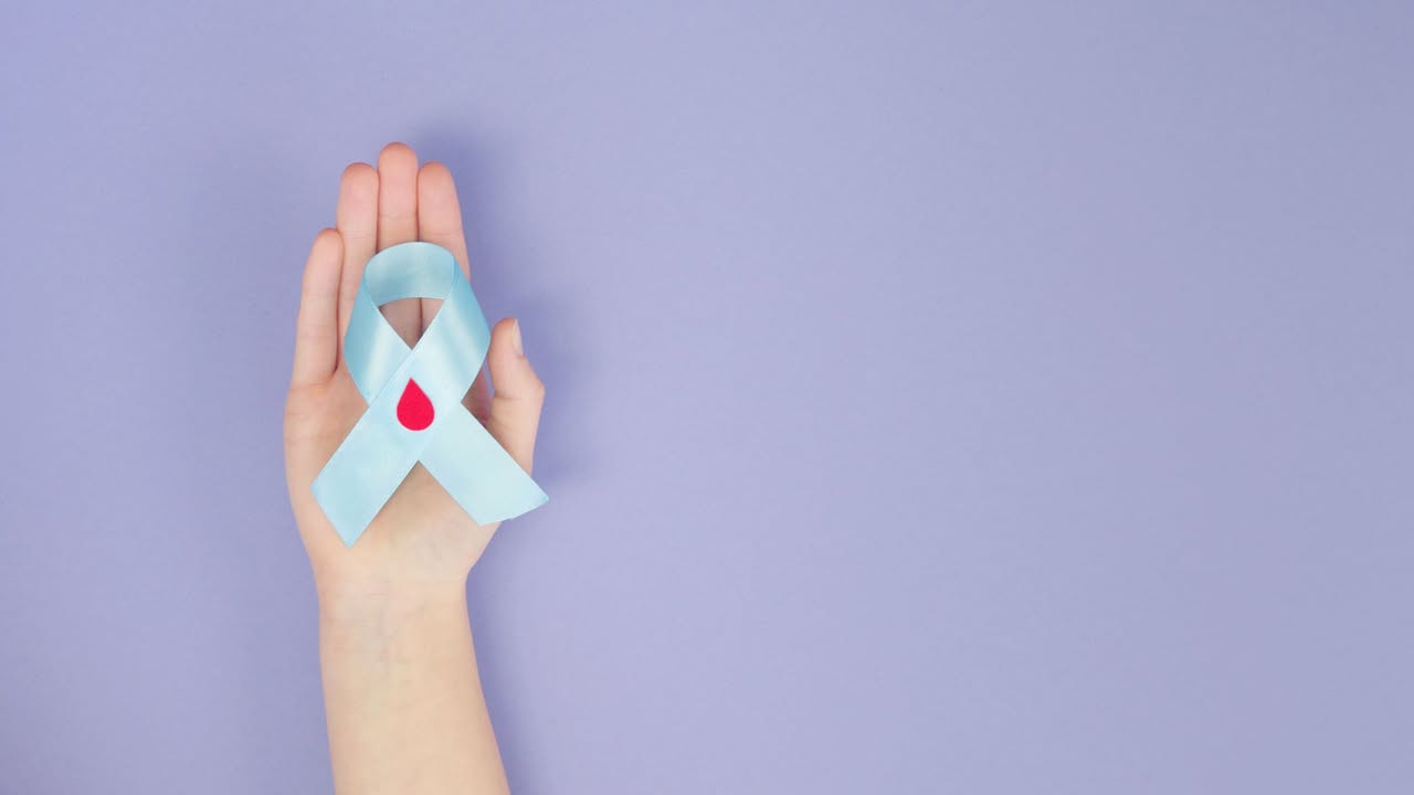 Više od 90% HIV pozitivnih osoba krije dijagnozu zbog straha od stigme Istraživanje Crnogorske fondacije za HIV i virusne hepatitise otkriva alarmantne podatke o položaju osoba koje žive sa HIV-om u Crnoj Gori. Čak 90 odsto inficiranih krije svoju bolest od okoline, prvenstveno zbog duboko ukorijenjene stigme, osjećaja stida i lične krivice. Ključni problemi: • Čak 76 odsto ispitanika priznalo je da je odložilo testiranje iz straha od reakcije sredine. • Više od polovine inficiranih sumnja u povjerljivost medicinskih kartona, dok četvrtina otvoreno vjeruje da ona ne postoji. • Odlazak u domove zdravlja zbog straha od prepoznavanja predstavlja ogroman teret, zbog čega neki pacijenti čak izbjegavaju liječenje. • U javnom zdravstvenom sistemu ne postoji specifična usluga psihološkog savjetovanja, pa taj teret trenutno nosi vaninstitucionalno savjetovalište Fondacije. • Mentalno zdravlje pod pritiskom Stručnjaci upozoravaju da je mentalno stanje oboljelih ozbiljno ugroženo: 42 odsto ispitanika konstantno osjeća anksioznost, dok je trećina u stanju stalne potištenosti. Iz Fondacije apeluju na hitno podizanje nivoa svijesti javnosti, kao i na kontinuiranu edukaciju zdravstvenih radnika kako bi se u bolnicama stvorilo sigurno okruženje bez diskriminacije.