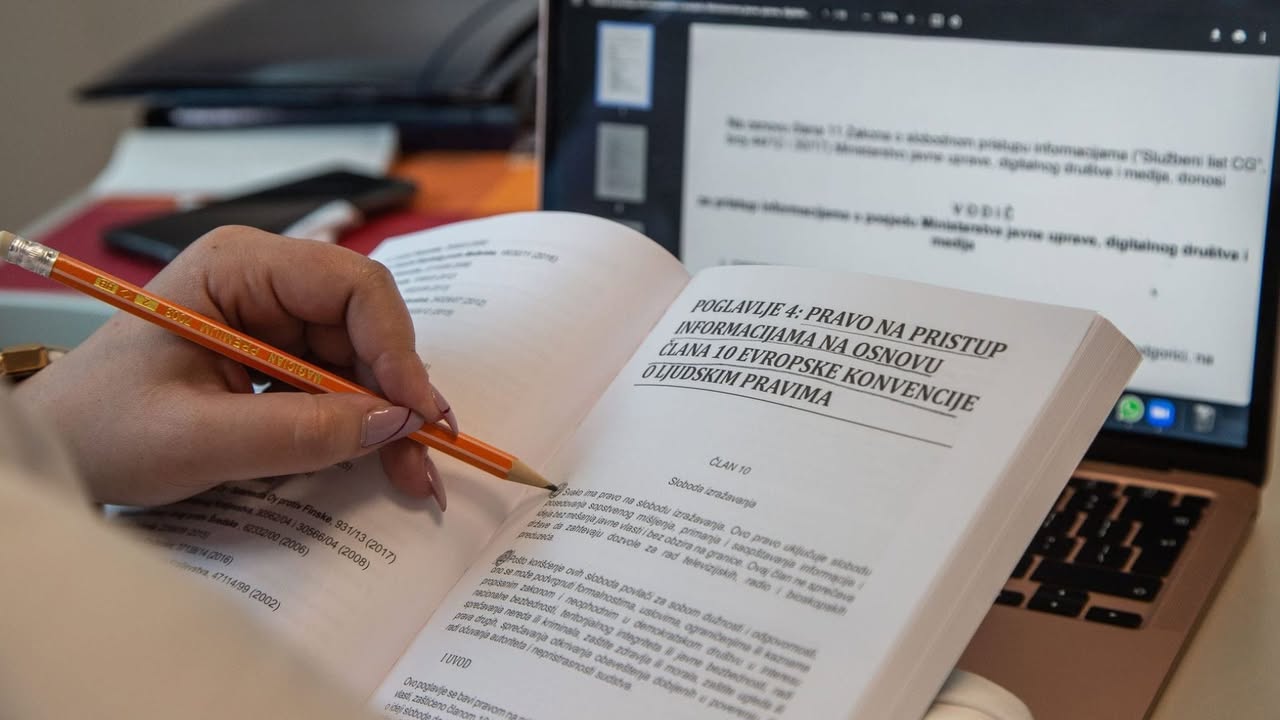 Kraj ere „ćutanja administracije“? Deceniju smo čekali da podaci prestanu da budu „tajna država. Od danas, primjenjuje se novi Zakon o slobodnom pristupu informacijama, koji bi trebalo da stavi tačku na višegodišnju praksu skrivanja podataka iza administrativnih zidova. Šta se mijenja u odnosu na „stara dobra vremena“? Nema više „zaturenih“ zahtjeva, prigovora i dugometražnog čekanja na odgovor. Taj sistem, koji je nerijetko štitio institucije umjesto javnog interesa, odlazi u prošlost. Šta donosi novi zakon? • Usklađujemo se sa EU standardima. To znači da podaci ne smiju biti samo „dostupni“, već i upotrebljivi i transparentni. • Agencija za zaštitu ličnih podataka sada dobija nove kontrolore koji će imati zadatak da prate kako institucije zaista rade, a ne samo da li su ispoštovale formu. Iz Ministarstva javne uprave poručuju da su otvoreni za saradnju sa civilnim sektorom i medijima, jer praksa je jedini pravi test za svaki zakon. Mi u „Plus Portalu“ ćemo, kao i do sada, pomno pratiti da li ova reforma znači stvarnu promjenu za građane ili će ostati samo još jedan set pravila na papiru. Jer, transparentnost nije poklon koji dobijamo, već pravo koje svakodnevno moramo da branimo.