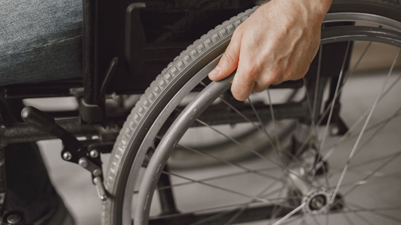 Novo poglavlje za osobe s invaliditetom: Od izolacije do aktivnog života Crna Gora po prvi put omogućava osobama s invaliditetom da, uz stručnu podršku, žive u sopstvenom domu, donose odluke o svom životu i budu ravnopravni članovi naše zajednice. Godinama smo osobe s invaliditetom „smještali“ u institucije, zaboravljajući da svako od nas najviše vrijedi onda kada ima svoj mir, svoj kutak i slobodu da bira. Crna Gora konačno pravi taj veliki iskorak – pokreće „stanovanje uz podršku“. Šta ovo mijenja? ✅ Više nema izolacije – samo zajednica i podrška. ✅ Više nema „moranja“ – svoj izbor, svoj dom. ✅ Više nema usamljenosti – neće biti više sami. Podrška sada dolazi tamo gdje joj je mjesto: kod njih kući, u komšiluk, među ljude koji ih znaju i poštuju.