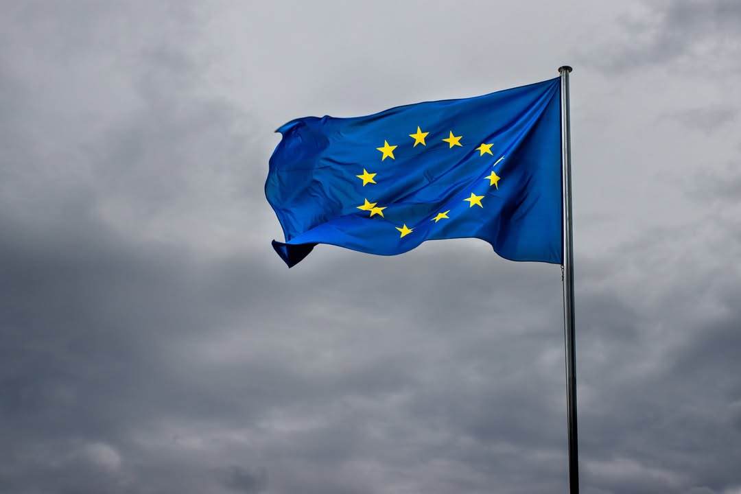 Crna Gora osigurala skoro 100 miliona eura od EU U depeši koju je Crna Gora dobila od EU nižu se pohvale za našu zemlju koja je uspješno ispunila 34 od 41 reformskog koraka. Najnoviji izvještaj o sprovedenim reformama donosi impresivan rezultat – čak 83 odsto ispunjenih obaveza na evropskom putu. Šta to znači za nas? Finansijsku podršku Evropske unije u iznosu od 97,3 miliona eura. Ovaj rezultat nije samo statistika, već dokaz da Crna Gora predvodi region u sprovođenju zahtjevnih EU reformi, čime direktno opravdava povjerenje evropskih partnera.