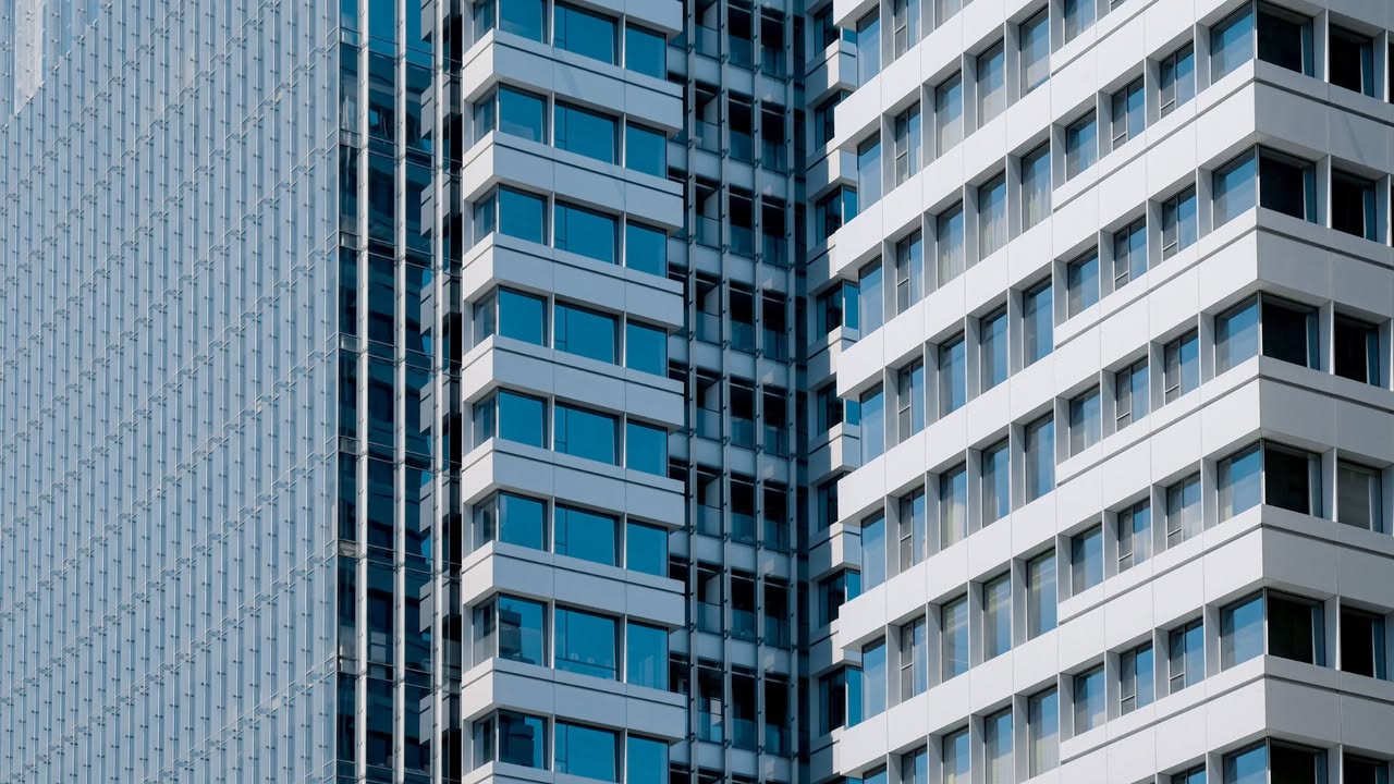 Zgrade od stiropora ili zgrade od cigle: Šta vi birate? Sjećate se priče o tri praseta? Ali, u našoj verziji priče, uloge su malo drugačije podijeljene. Investitor je onaj koji gradi od slame i stiropora – brzo, jeftino i „samo da proda“. A vrijeme? Vrijeme je vuk koji duva i nemilosrdno provjerava kvalitet te gradnje. Mi građani smo ta tri praseta. I dok se prva dva „grabe“ za kvadrat u novoj zgradi od stiropora, zaboravljajući da će se ta kuća „srušiti“ čim se pojavi prva vlaga ili zemljotes – treće prase, ono pametno, i dalje bira staru, dobru ciglu iz vremena komunizma. Brza gradnja, laki i jeftini materijali samo filuju sprat po sprat. Pita li se iko: „Šta će od ovih zgrada ostati za 30 ili 40 godina?“ Betonski bunker vs. "sklepana" novogradnja Sjetite se zgrada građenih prije 40-50 godina. Zidovi debeli kao tvrđava, zvučna izolacija takva da ne čujete komšiju ni kad premješta namještaj, a zgrade stoje prkosno, kao da su projektovane da dočekaju smak svijeta. To je bio kvalitet koji se nije dovodio u pitanje. A danas? Danas se zgrade grade od materijala koji su lakši od stiropora. Često čujemo majstore kako u povjerenju šapuću o „brzoj gradnji“, tanušnim zidovima, pločicama koje same otpadaju i lajsnama koje se odljepljuju čim se uselite. Zamislite, kada prođe tih 20 ili 30 godina, ti stanovi više neće biti vrijedna imovina. Zgrade iz „socijalizma“ i dalje se prodaju po visokim cijenama jer ljudi znaju šta kupuju.