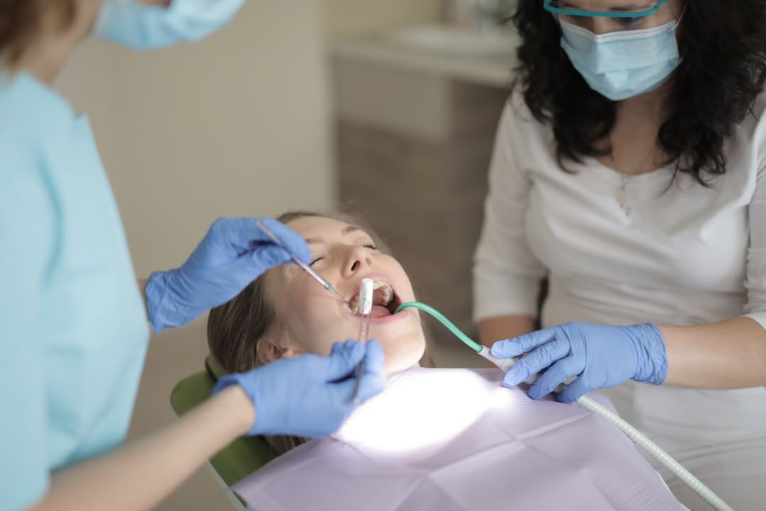 Čudne oscilacije u ocjenama na prijemnom za stomatologiju Ponovo - nijedna petica, i ponovo poražavajući procenat neuspjeha. Najnoviji rezultati upisa na Stomatologiju ponovo su ukazali na nedostatke našeg obrazovnog sistema. Od 41 kandidata koji su polagali test iz hemije i biologije, čak njih 30 je palo (jedinica), dok je prolaznu ocjenu ostvarilo svega 11. Ono što posebno bode oči i budi sumnju jesu "čudne" oscilacije u znanju istih kandidata. Tako imamo situaciju gdje kandidat koji na prijemnom za Medicinu dobije jedinicu iz hemije, svega par dana kasnije na prijemnom za Stomatologiju iz istog predmeta dobija trojku! Još drastičniji primjer je kandidatkinja koja je iz biologije sa jedinice "skočila" na četvorku. Testovi su bili laki "Od 30 pitanja, samo pet ili šest su bila teža. Ostalo je bilo lagano. Ovo su osnove koje svaki kandidat za ovaj fakultet mora da zna", kategorična je jedna od profesorica iz srednje škole. Dok čekamo reformu planiranu za 2027. i nove udžbenike 2028. Godine, trenutna generacija naših budućih ljekara suočava sa sistemom koji ih, očigledno, nije dovoljno pripremio za jedan od najodgovornijih poziva u društvu.