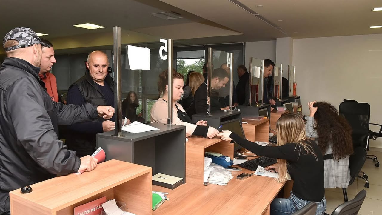 Nema čekanja na šalterima. List nepokretnosti elektronski Građani Crne Gore više ne moraju čekati u redovima za list nepokretnosti. Uprava za nekretnine pokrenula je portal listovi.ekatastar.me, putem kojeg se zvanična dokumenta mogu pribaviti potpuno elektronski. Šta omogućava novi servis? • Pregled listova, odabir dokumenta, elektronsko plaćanje i preuzimanje pravno važećeg dokumenta. • Usluga je dostupna u svakom trenutku, sa bilo koje lokacije uz internet konekciju. • Korisnici imaju uvid u istoriju svojih zahtjeva i mogu ponovo preuzeti već izdata dokumenta. • Pristup servisu vrši se putem lične karte i NS eID sistema za elektronsku identifikaciju. Iz Uprave ističu da ovaj servis značajno skraćuje vrijeme čekanja, smanjuje administrativne troškove i rasterećuje rad područnih jedinica.