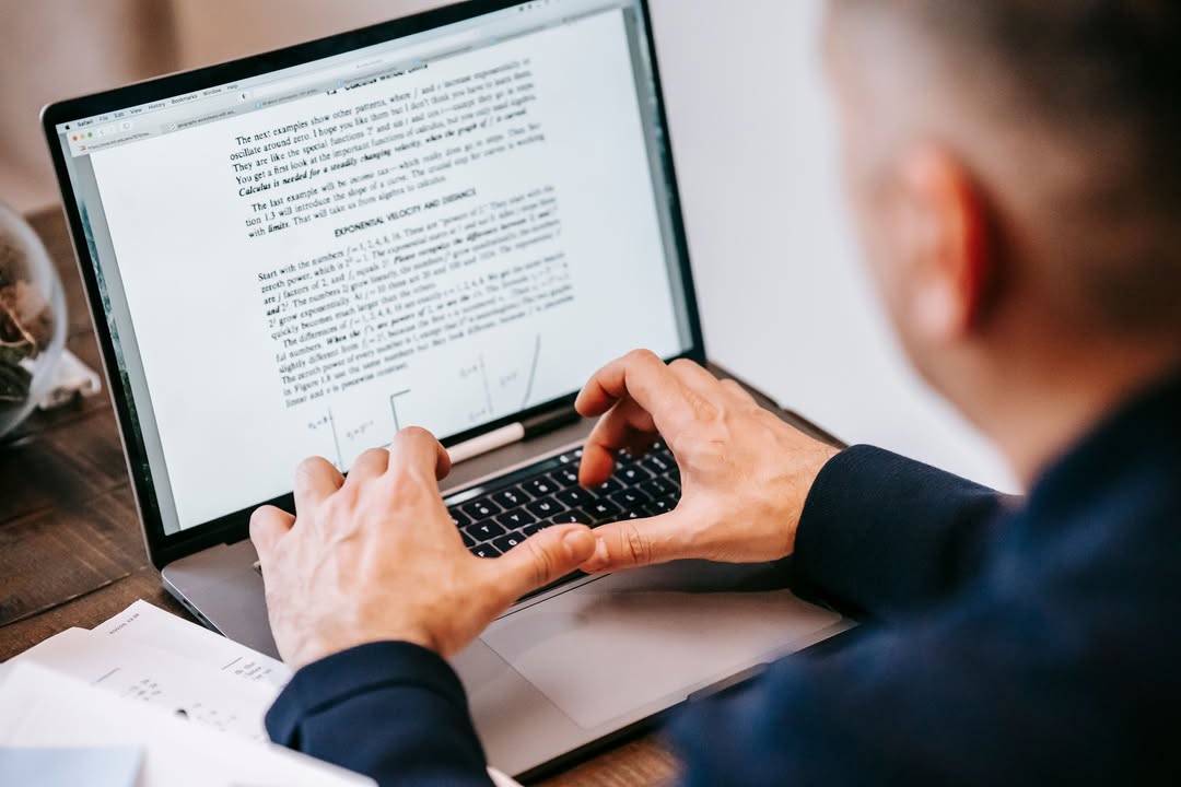 Katastarska dokumenta od sada online Uprava za nekretnine Crne Gore pokrenula je novi servis na portalu listovi.ekatastar.me, koji građanima omogućava preuzimanje pravno važećih listova nepokretnosti i posjedovnih listova putem interneta. Usluga je dostupna 24/7 uz prijavu putem lične karte i NS eID sistema, čime se eliminiše potreba za odlaskom na šaltere, štedi vrijeme i smanjuju troškovi. Korisnicima je dostupna I istorija prethodnih zahtjeva, što omogućava ponovno preuzimanje već izdatih dokumenata u svakom trenutku.