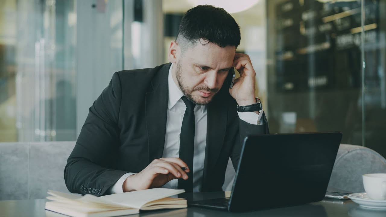 Crnogorski biznis u „dvije brzine“ Dok se kapital i preduzetnička energija gomilaju u Podgorici i na primorju, sjever države bori se sa višestruko manjim brojem firmi. Da bi „podmazalo“ ekonomsku mašinu tamo gdje najviše škripi, Ministarstvo regionalno-investicionog razvoja najavljuje novi program podrške investicijama vrijedan 1,35 miliona eura. Podgorica i Budva „drže“ pola države Podgorica i Budva zajedno broje 36.059 firmi, što je više od polovine ukupnog broja u državi. S druge strane, u Plužinama, Šavniku, Gusinju, Petnjici i Andrijevici zajedno posluje manje od 300 subjekata. Regionalni jaz je ogroman – centar i primorje imaju pet puta više firmi od cijelog sjevernog regiona. Zato novi državni program nije puko dijeljenje novca, već pokušaj da se ova mapa konačno promijeni. Država nudi pomoć, ali i predizetnik mora nešto da učini Program je fokusiran na nabavku opreme, modernizaciju i jačanje konkurentnosti. Ipak, privrednike čeka stari izazov: sistem refundacije. Država nudi podršku, ali preduzetnik mora prvo da ima sopstvena sredstva da pokrene investiciju. To može biti „usko grlo“ za male firme u nerazvijenim opštinama, kojima je pomoć najpotrebnija. Šta donosi novi program? • Za nedovoljno razvijene opštine (indeks ispod 75%): Država refundira do 70 odsto troškova (do 56.000 eura). • Za ostale opštine: Refundacija do 50 odsto (do 40.000 eura). • Bonus za žene i mlade: Ukoliko su vlasnici preduzeća žene ili mladi do 35 godina, podrška raste za dodatnih 10 odsto. Sivu ekonomiju, nelojalnu konkurenciju i nedostatak radne snage preduzetnici i dalje vide kao „betonske zidove“ za svoj rast.