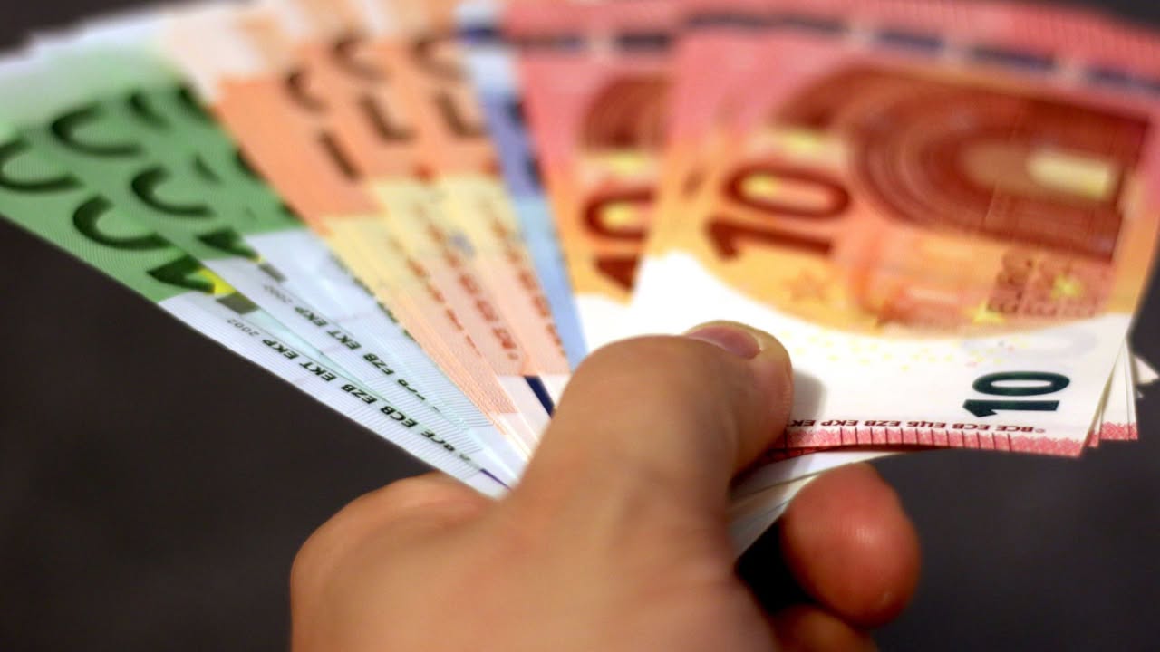 U Podgorici isplaćena plata od 135.000 eura! To vam dođe kao 131 prosječna zarada Jedan stanovnik u Podgorici, u junu ove godine, isplaćen je u iznosu od nevjerovatnih 135.084 eura neto. Prosječna plata u Crnoj Gori iznosi 1.033 eura. Podaci Poreske uprave pokazuju da bi zaposlenom koji prima prosječnu platu trebalo gotovo 11 godina neprekidnog rada da zaradi onoliko koliko je neko u Podgorici primio za svega 30 dana. "Ekonomska bajka" za jednog, a realnost za većinu. Zarada je isplaćena u djelatnosti iznajmljivanja i upravljanja nekretninama. Iako iz Poreske uprave navode da je riječ o jednokratnoj isplati, a ne o kontinuiranoj plati, ostaje nepoznanica da li se iza ovog iznosa krije bonus, otpremnina ili neko drugo vanredno primanje. Identitet dobitnika ostaje pod velom poreske tajne, dok nam statistika ostaje kao jedini svjedok ovog „ekonomskog fenomena“. Analiza pet najvećih bruto zarada u Crnoj Gori u 2026. godini otkriva zanimljiv trend: • Četiri od pet rekordnih plata isplaćene su u Podgorici, jedna u Herceg Novom. • Tri od pet isplata otišle su u ruke nerezidenata, što ukazuje na to da visoki menadžerski kadar ili strani kapital diktira ove astronomske iznose. • Ukupna vrijednost samo ovih pet isplata dostiže skoro 700.000 eura. Ova rekordna plata nije samo vijest – ona je ogledalo sistema u kojem jedna isplata vrijedi više od cijele karijere prosječnog crnogorskog radnika.