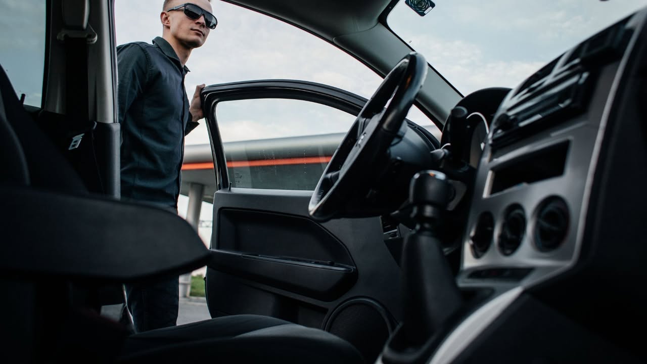 Zakon uvodi zabranu noćne vožnje za mlade do oduzimanja automobile Za mlade vozače (mlađe od 21 godinu), Ministarstvo unutrašnjih poslova uvodi restriktivne mjere. Oni više neće moći samostalno da upravljaju vozilima čija snaga motora prelazi 80 kilovata; ovakvo vozilo mogu voziti isključivo uz prisustvo osobe koja posjeduje vozačku dozvolu Dodatno, mladim vozačima se uvodi potpuna zabrana upravljanja vozilom u noćnom terminu, tačnije u periodu od ponoći do pet časova ujutru. Pored ograničenja za mlade, zakon donosi i oštriji pristup prema povratnicima u činjenju prekršaja. Za ovakve vozače predviđene su znatno strože kaznene mjere, pri čemu se kao najdrastičnija ističe ovlašćenje saobraćajne policije da u određenim slučajevima može odmah oduzeti vozilo.