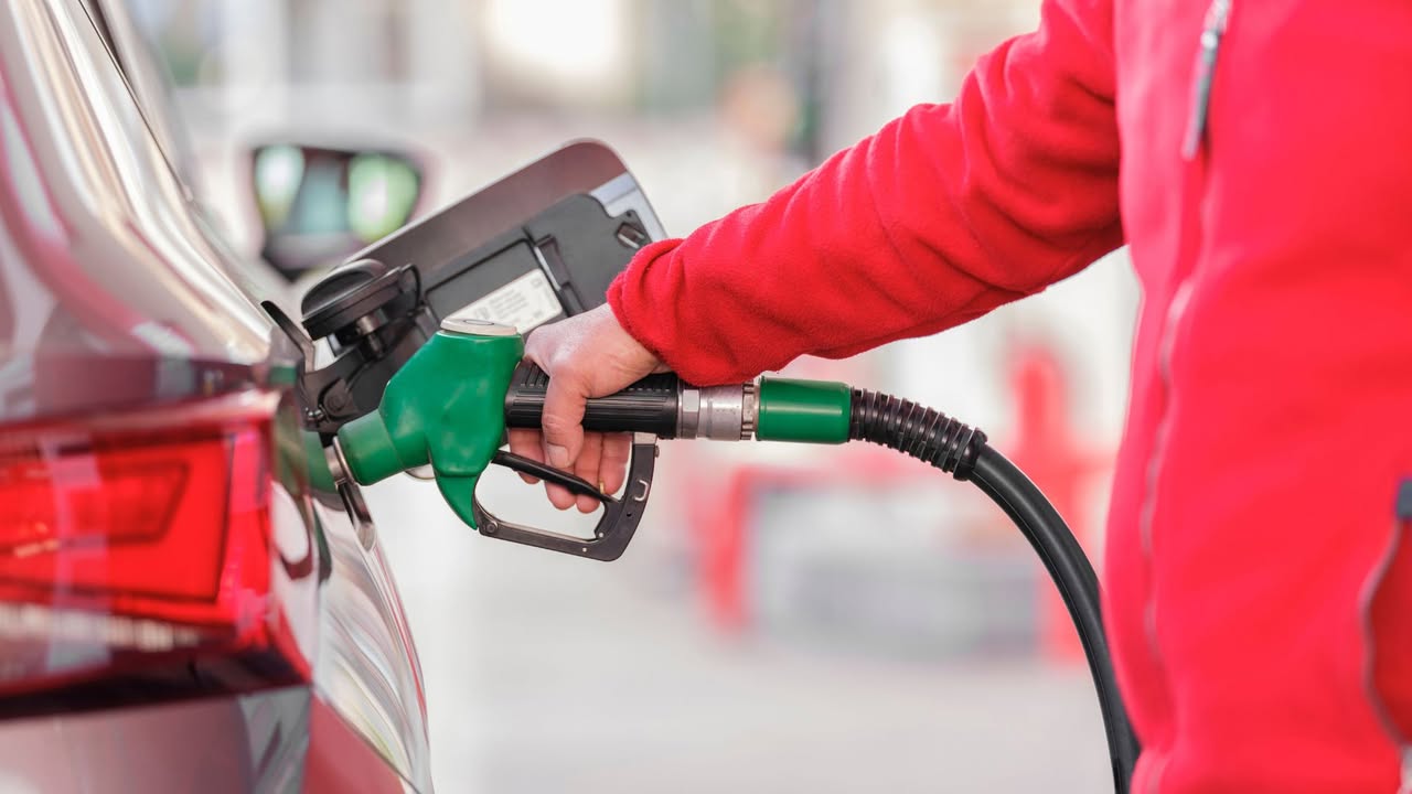 Vozače u Crnoj Gori od ponoći 16. jula dočekuju više cijene naftnih derivata, saopšteno je iz Ministarstva energetike i rudarstva. Najveći udar osjetiće korisnici eurodizela, čiji je litar poskupio devet centi. • Eurodizel: 1,67 € (+9 centi) • Lož ulje: 1,58 € (+7 centi) • Eurosuper 98: 1,68 € (+2 centa) • Eurosuper 95: 1,64 € (+2 centa) Osnovni uzrok konstantnog rasta cijena na našim pumpama leži u strahu od prekida snabdijevanja kroz ključni pomorski koridor – Hormuški moreuz. Šta nas čeka? Analitičari ističu da, sve dok traje neizvjesnost oko kontrole ključnih naftnih puteva, teško je očekivati stabilizaciju cijena. Naredni presjek stanja očekuje nas već 20. jula, kada će resorno ministarstvo ponovo uskladiti maloprodajne cijene sa stanjem na berzi. Od marta 2026. godine, gorivo je u Crnoj Gori poskupljivalo u gotovo svakom obračunskom periodu, uz nekoliko manjih korekcija naniže koje su brzo poništene novim skokovima.