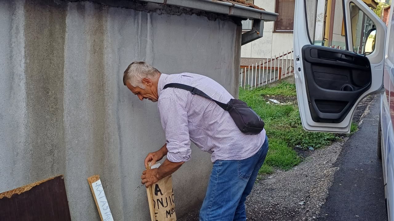 Radislavu Nedoviću ukazana pomoć, on poručuje – "Nastavljam štrajk" Ekipa Hitne medicinske pomoći, na poziv dežurnog sudije Višeg suda u Bijelom Polju, ukazala je prvu pomoć Radislavu Nedoviću koji štrajkuje glađu. Nedović je prethodnu noć proveo na otvorenom ispred zgrade suda. Vidno iscrpljen, u kratkoj izjavi za Plus portal, poručio je da ne odustaje od svojih zahtjeva. „ Trenutno osjećam slabost i malaksalost, ali nastaviću štrajk glađu“, kazao je Nedović. On dodaje da je štrajk glađu počeo zbog toga što mu je Sud, kako kaže, pravosnažnom presudom oteo đedovinu i dao je njegovom komšiji. On ističe da se na ovaj radikalan potez odlučio zbog sudskog epiloga u sporu oko nepokretnosti. Prema njegovim riječima, pravosnažnom presudom mu je, kako tvrdi, oduzeta đedovina i dodijeljena komšiji. Iako je njegovo zdravstveno stanje narušeno, Nedović poručuje da ostaje ispred zgrade suda dok se njegovi problemi ne riješe.