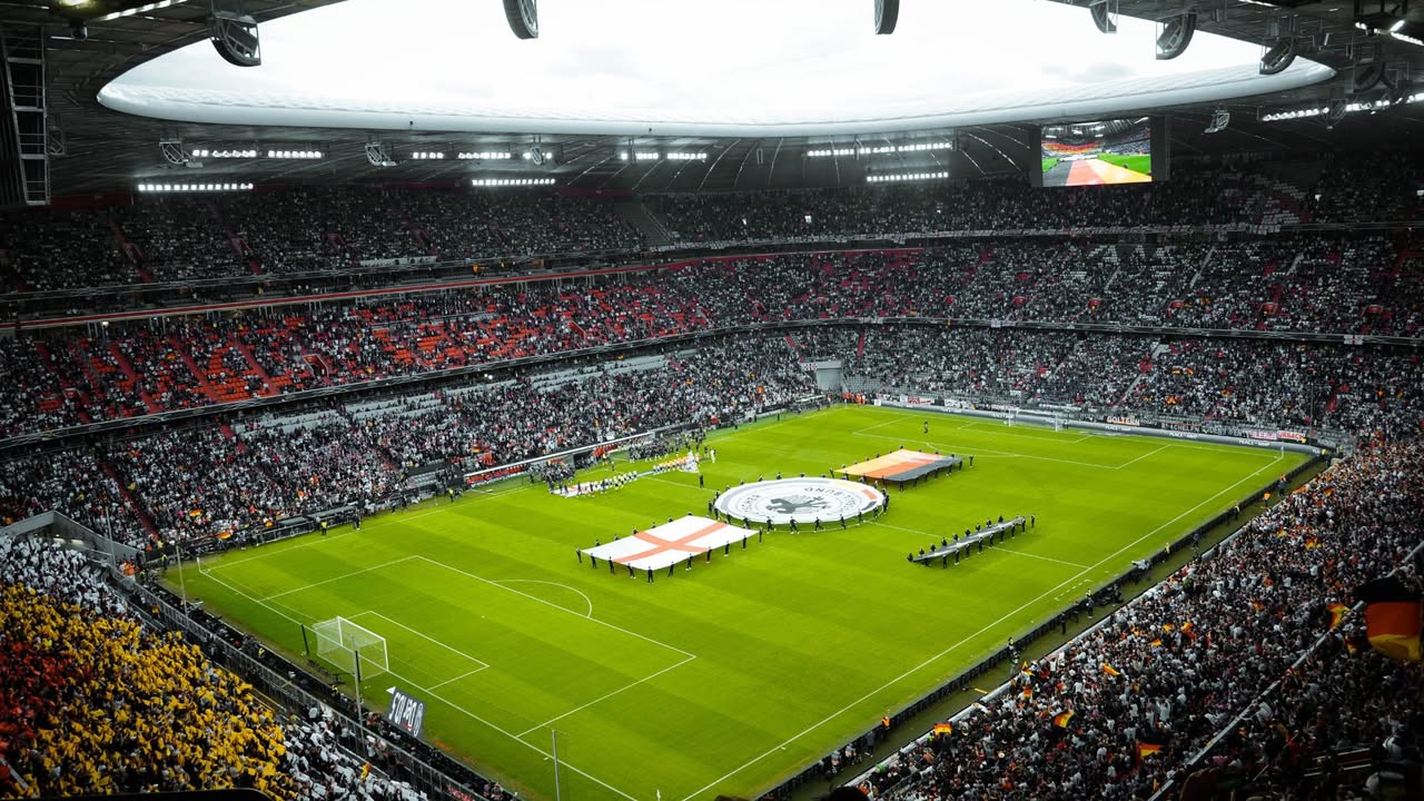 FIFA „ispod žita“ pustila nove karte za finale: Najjeftinija karta za finale preko 7.000 dolara Ako ste mislili da je finale Svjetskog prvenstva na stadionu MetLajf u Nju Džersiju odavno rasprodato – prevarili ste se. FIFA je iznenada, bez ikakvog objašnjenja, pustila u prodaju novi kontingent ulaznica od oko 1.200 karata. To su karte rezervisane isključivo za one koji u novčaniku imaju viška novca. Cjenovnik od kojeg se vrti u glavi: • Za mjesto na gornjem prstenu stadiona (gdje vam vjerovatno treba dvogled) moraćete da iskeširate 7.380 dolara. • • Malo bliže terenu: Cijene se kreću od 20.000 do 33.000 dolara. • VIP loža, uz meze i piće: Nevjerovatnih 34.500 dolara! A na crnom tržištu – apsolutni šou! Na platformama za preprodaju najjeftinija karta je odmah skočila na 7.440 dolara, dok pojedini preprodavci traže i po nekoliko miliona. Čisto poređenja radi, karte za četvrtfinale su bile „džabe“ – kretale su se od 1.600 do 4.000 dolara. FIFA još ćuti o tome odakle su ove karte odjednom ispale, ali jedno je sigurno: ko god u nedjelju bude sjedio na tribinama, to zadovoljstvo će da ga košta,