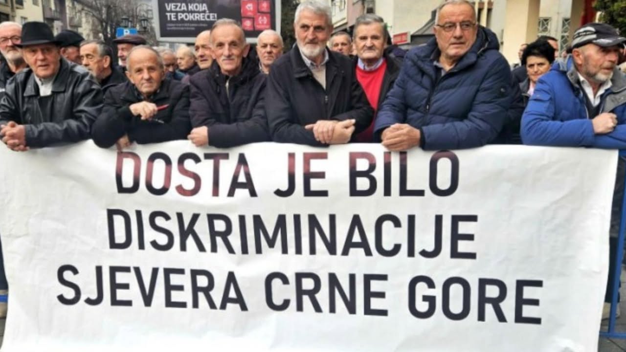 Bijelo Polje Rožaje: Penzioneri sa sjevera idu na Ustavni sud i podnose inicijativu zbog diskriminacije Predstavnici Pokreta penzionera iz Bijelog Polja i Rožaja predaće danas Ustavnom sudu Crne Gore inicijativu za ocjenu ustavnosti pojedinih odredaba Zakona o penzijskom i invalidskom osiguranju. Oni tvrde da su penzioneri sa najnižim primanjima grubo diskriminisani jer su bili potpuno isključeni iz redovnog usklađivanja penzija tokom 2024. i 2025. godine. Iz Pokreta penzionera naglašavaju da su izmjenama zakona iz decembra 2023. godine direktno prekršena ustavna načela: • Redovno usklađivanje penzija je zakonski mehanizam kojim se čuva njihova realna vrijednost usljed inflacije. • Uskraćivanje ovog usklađivanja najugroženijoj grupi penzionera dodatno je srozalo njihov ionako težak materijalni položaj. „ Očekujemo da će Ustavni sud nepristrasno razmotriti naše argumente i donijeti odluku koja štiti ustavnost, zakonitost i socijalnu pravdu“, poručili su iz Pokreta penzionera. Oni su uputili poziv kolegama penzionerima, organizacijama civilnog društva i široj javnosti da podrže njihovu borbu za osnovna prava i principe solidarnosti.