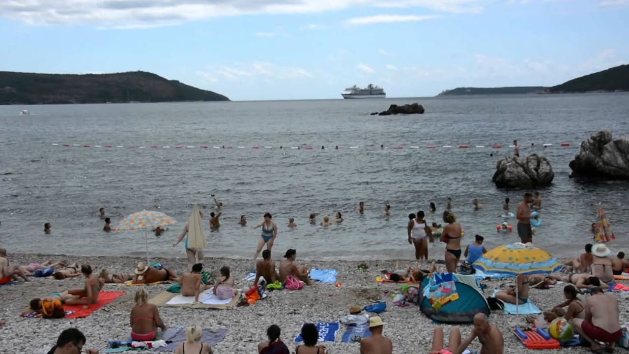 Herceg Novi: Od sjutra plijene ležaljke i suncobrane ostavljene preko noći Ako ste planirali da večeras „rezervišete“ najbolje mjesto na javnoj plaži u Herceg Novom tako što ćete ostaviti suncobran, torbu ili peškir – bolje nemojte, jer ćete ujutru ostati bez njih! Komunalna policija i inspekcija Herceg Novog od sjutra kreću u pojačane kontrole nezakupljenih plaža, a prva velika akcija uklanjanja „noćnih rezervacija“ organizovana je već za rane jutarnje časove. Zakon je izričit: Ostavljanje plažnog mobilijara radi čuvanja mjesta na javnim površinama je strogo zabranjeno. Akcije uklanjanja opreme sprovodiće se u kontinuitetu tokom čitave ljetnje sezone.