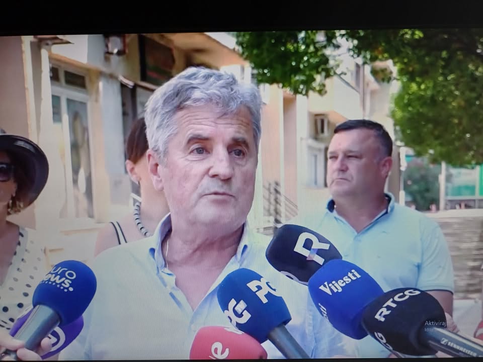 Dok sindikat protestuje na kašičicu, radnici u novčanicima broje sitno Unija slobodnih sindikata Crne Gore konačno se udostojila da izađe na protest, ali ruku na srce – to više liči na opravdanje da još uvijek postoje nego na ozbiljnu borbu za radnička prava. Dok je potrošačka korpa za dvije godine skočila za laganih 190 eura (i to bez troškova za auto, grijanje i gorivo!), sindikalci su riješili da nam narednih petnaest dana drže časove iz strpljenja uz unaprijed snimljene poruke sa zvučnika. Pa, ko to još gleda i sluša u podne kad prži zvizdan? Osam mjeseci čekanja na – ništa Generalni sekretar USSCG, Srđa Keković, s pravom podsjeća da Vlada već osam mjeseci razvlači priču i traži „dodatno vrijeme“ za bolji model. Samo što to dodatno vrijeme Vladi i te kako odgovara: odlaganjem odluke svakog mjeseca u budžetu ostaje nekoliko miliona eura koji su trebali da završe u džepovima radnika. Formula koju sindikat traži prilično je jasna – da se obračunska vrijednost koeficijenta pomjeri sa 90 na 100 eura, čime bi preko 100.000 zaposlenih (što u javnom, što u privatnom sektoru bez granskih ugovora) dobilo povišicu od desetak odsto. Opšti kolektivni ugovor? Kakav crni ugovor… I dok Keković sumnja da Vlada čeka predizbornu kampanju da bi eventualno izvadila keca iz rukava i ponudila čak i veći koeficijent, postavlja se pitanje: gdje je sindikat bio proteklih mjeseci? Protesti pod sloganom „Zajedno za 100“ počeli su još s proljeća, a radikalnije mjere se, po običaju, najavljuju tek za – septembar. Ako sindikat misli da se prava brane šetnjom od 60 minuta dnevno i puštanjem tona sa razglasa, Vlada će komotno moći da izgura mandat bez i jedne stresne situacije. Jer, sa ovakvom „radikalnom“ borbom, grmljavina je samo u najavi, ali povišica nikako da padne.