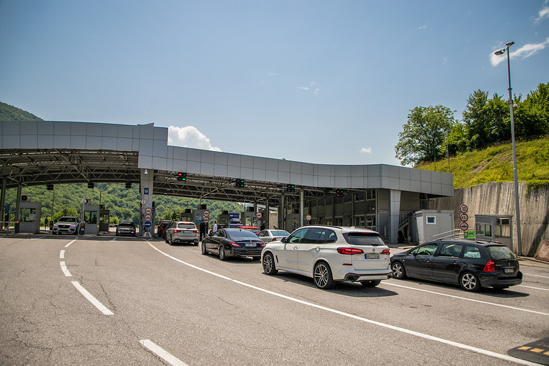Put do Soluna duplo skuplji nego do našeg primorja Jedna stavka u putnom budžetu ove godine ozbiljno ide u korist Crne Gore. Kada se podvuče crta ispod troškova putarina, gosti iz Srbije imaju jasnu računicu: put do Soluna košta duplo više nego dolazak na crnogorsko primorje. Možda na prvi pogled izgleda kao sitnica, ali porodicama koje automobilom kreću na odmor i pažljivo broje svaki euro, ova razlika nije nimalo zanemarljiva. Crnogorska ruta: Do Budve za nepunih 12 eura. Ako se iz Beograda krene putničkim automobilom ka Budvi, troškovi drumskih nameta su prilično predvidivi i podnošljivi. • Kroz Srbiju: Od Beograda do granice sa Crnom Gorom putarina košta 950 dinara (oko 8,1 euro). • Kroz Crnu Goru: Prolazak kroz našu dionicu auto-puta od Mateševa do Smokovca plaća se 3,5 eura. • Konačni bilans: U jednom smjeru to je 11,6 eura. Za povratak kući treba pripremiti ukupno 23,2 eura. Kratko i jasno. Grčka avantura: Tri države i tri novčanika Sa druge strane, oni koji se odluče za Solun moraju da se pripreme za ozbiljnije „pražnjenje džepova“ na rampama kroz tri različite zemlje. • Srbija: Od Beograda do Preševa putarina iznosi 2.060 dinara (oko 17,6 eura). • Sjeverna Makedonija: Od Tabanovca do Evzonija čeka vas nekoliko rampi koje ukupno odnose 240 denara (oko 3,9 eura). • Grčka: Od granice do Soluna grčki auto-put uzima još 2,95 eura. • Konačni bilans: Samo u jednom smjeru treba izdvojiti 24,5 eura, dok povratna karta za drumske rampe iznosi blizu 49 eura! Đe je tu naš interes? Razlika od skoro 26 eura samo na ime putarina, kada se upari sa troškovima goriva, pravi opipljivu razliku u startu putovanja. Zato, kad se preračunavate za ljeto – stavite i digitron u pogon. Nekad se put do plaže plati mnogo više nego što se planira.