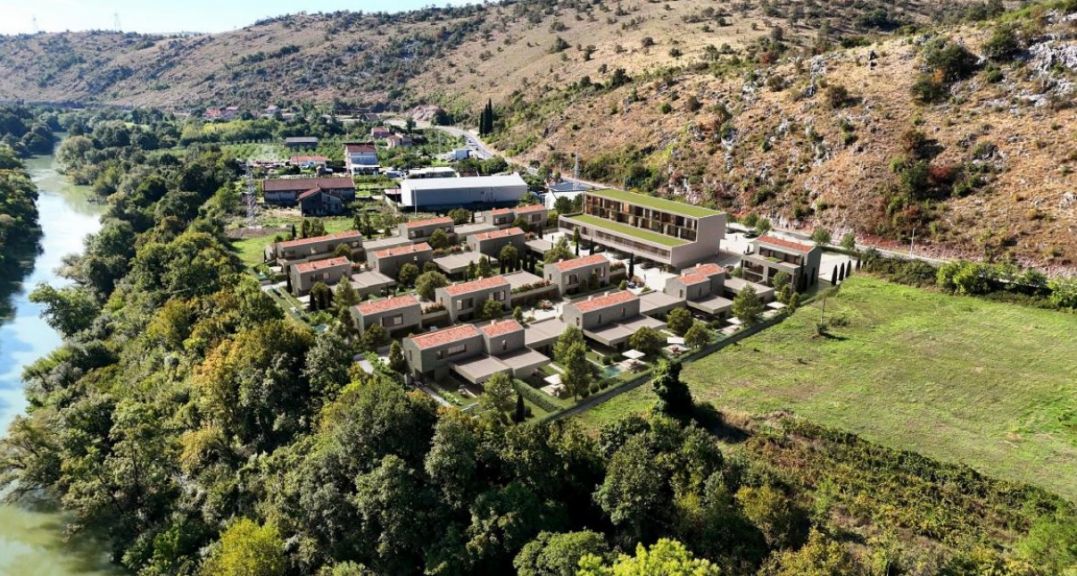 Velje brdo: Vlada ostaje pri cijeni od 1.000 eura po kvadratu Ministar prostornog planiranja, urbanizma i državne imovine Slaven Radunović poručio je da projekt Velje brdo ostaje pristupačan građanima i da će cijena stanova u prvoj fazi iznositi obećanih 1.000 eura po kvadratu. Početak gradnje planiran je za decembar: Izgradnja prvih šest zgrada sa 185 stanova planirana je za decembar ove godine. Radunović ističe da je osnovna ideju projekta da se mladim porodicama i građanima obezbijede stanovi po povoljnijim uslovima. Radunović je ponovio da vlasnici neupisanih bespravnih objekata moraju pokrenuti postupak upisa u katastar najkasnije do 14. avgusta. U suprotnom, suočiće se sa zakonskim posljedicama koje uključuju uklanjanje objekata.