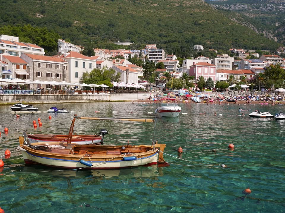 Herceg Novi: Koliko vam novca treba za kafu, hranu i plažu Hercegnovska obala i ovog ljeta privlači veliki broj turista. Ukupan broj prijavljenih gostiju u opštini Herceg Novi prema podacima koje je Turistička organizacija obradila je preko 23.000. Ako planirate odmor baš u ovom primorskom gradu, evo kratkog pregleda cijena kako biste lakše isplanirali budžet: Kafa i piće: • Kafa uz more: od 1,40 do 2,50 eura. • Osvježavajuća pića (kafići i restorani): od 2,30 do 3,50 eura. Hrana i obroci: • Doručak: između 6 i 10 eura. • Pica: od 7 do 12 eura. • Dnevni meni (najisplativija opcija za kompletan obrok): od 7,50 do 15 eura. Plažni mobilijar: • Komplet (dvije ležaljke i suncobran): od 15 do 25 eura. • Baldahini (luksuznija opcija): oko 30 eura. Smještaj: • Apartmani uz more: od 80 eura pa naviše po danu. • Smještaj u višim zonama (dalje od mora, ali sa odličnim pogledom na Bokokotorski zaliv): oko 50 eura po danu.