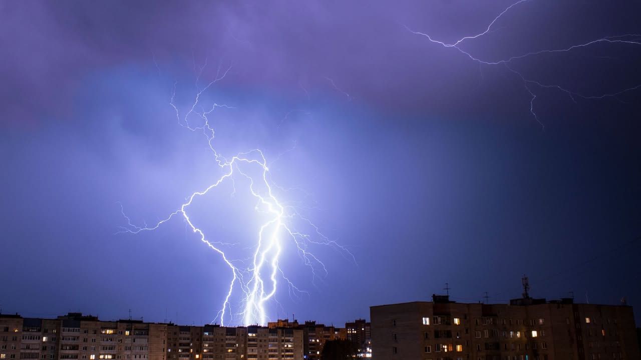Kad vikneš „Đe si, grome!“, a grom ti odgovori Grom na globalnom nivou godišnje usmrti više ljudi nego tornada i uragani zajedno. Kada govorimo o vremenskim nepogodama, po ljudski život opasnija je jedino – poplava. I dok nam meteorolozi redovno crtaju crvene alarme, pravo je pitanje znamo li zapravo šta da radimo kad počne da puca iznad glave? Kućni karantin za električne uređaje Kada grmi, najsigurnije jeste zatvoriti se u kuću. Međutim, mnogi zaborave da grom voli da prošeta instalacijama. • Zaboravite na telefoniranje: Fiksni telefoni su direktna linija s poljem. • Bježite od bijele tehnike: Mašina za veš, električni šporet i bojler nisu društvo za oluju. • Kablove – napolje! Kompjuteri, televizori i punjači za telefone neka lepo izađu iz struje dok oluja ne prođe. • Voda je provodnik: Zaboravite na tuširanje, pranje sudova ili bilo kakvo brčkanje dok napolju sevaju munje. Voda i metalne cijevi savršeno vode elektricitet. Nakostriješena kosa i trnci u tijelu Ako u jednom trenutku, dok oluja bjesni, osjetite da vam trnci prolaze tijelom ili vam se kosa doslovno nakostriješi to je znak da ste u zoni udara i da vas elektricitet već „nišani“. S druge strane, ako vas grmljavina zatekne na putu, ostanite u autu. Automobili su zapravo savršena skrovišta jer metalna karoserija sprovodi struju spoljnim dijelom ka zemlji, ostavljajući vas bezbjednim unutra. Šta ako vas nevrijeme uhvati pod vedrim nebom U trenutku kada čujete prasak, udar je već završio svoj posao. Munja i grom se dešavaju u isto vrijeme, ali svjetlost putuje brže od zvuka, zbog čega grom uvijek stiže sa zakašnjenjem. Dakle, ako ste čuli prasak – preživjeli ste taj udar! Grom je, najprostije rečeno, gigantska električna iskra koja skače između oblaka, sa oblaka na zemlju, pa čak i obrnuto. Ako ste u polju, pravila su jasna: • Bježite od usamljenog drveća: Drvo privlači gromove kao magnet. • Sklonite se sa otvorenih površina: Tražite čvrst krov nad glavom ili se uvucite u automobil. Nakon svega što ste saznali, vjerovatno ćemo dobro razmisliti prije nego što nam sljedeći put izleti onaj stari, dobro poznati balkanski pozdrav: „Đe si, grome!“