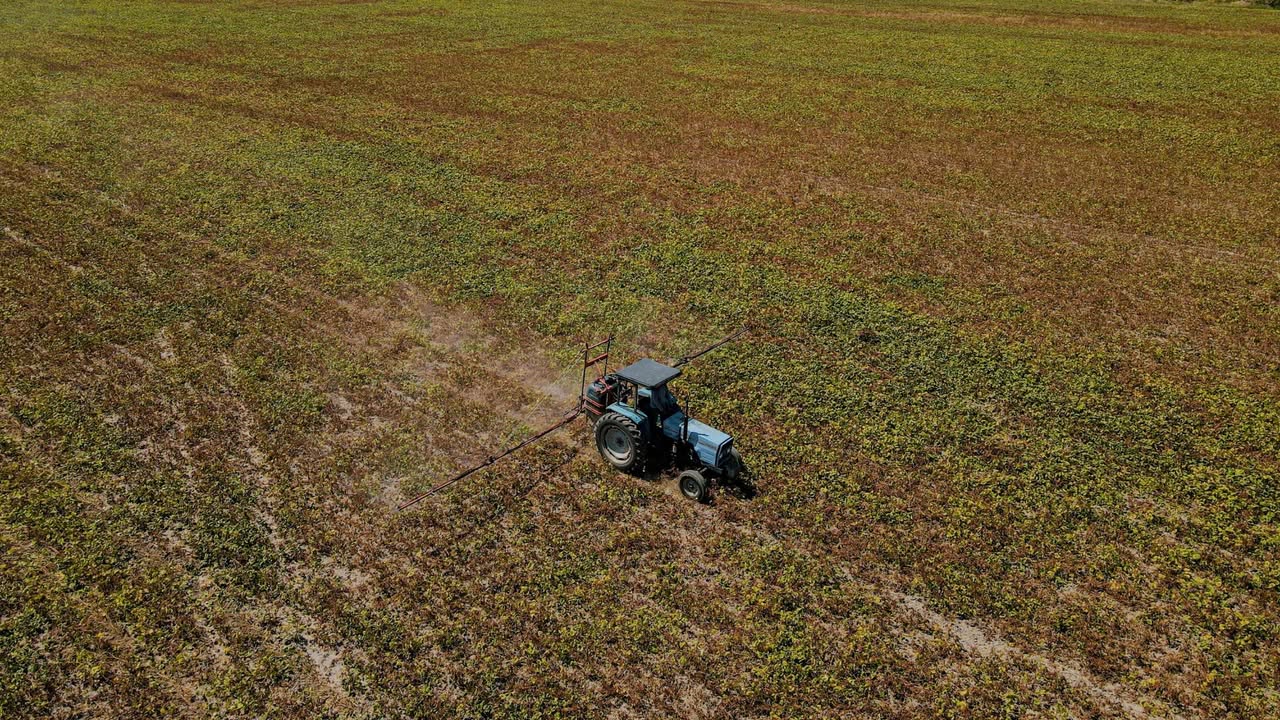 Pregled i sertifikacija prskalica i atomizera trenutno potpuno besplatni Uprava za bezbjednost hrane uvela je redovne preglede uređaja za primjenu pesticida (prskalica i atomizera), a najljepša vijest za naše domaćine je da je sertifikacija trenutno potpuno besplatna zahvaljujući državnoj podršci! Evo najvažnijih detalja koje treba da znate: • Šta se provjerava? Tehnička ispravnost i funkcionalnost uređaja, kako bismo sačuvali zdravlje, prirodu i zaštitili usjeve. • Koliko važi sertifikat? Za starije uređaje sertifikat važi tri godine, dok za potpuno nove uređaje važi pet godina (na osnovu fabričkog sertifikata, bez prvog pregleda). • Obuke za proizvođače: Uprava organizuje i besplatne obuke za sve profesionalne korisnike o pravilnom rukovanju opremom.
