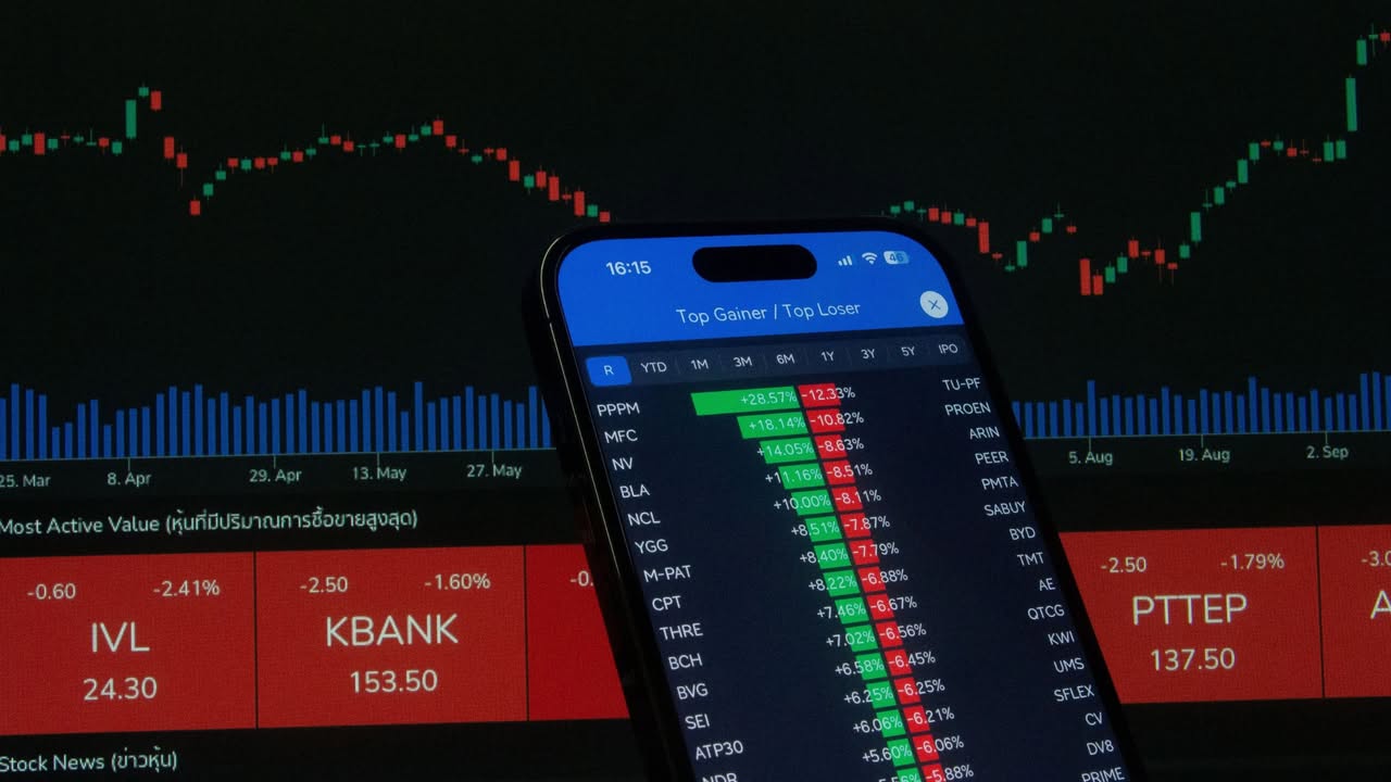 Investiciona matematika: Zašto pad od 50 odsto nije isto što i rast od 50 odsto? Jedna od ključnih lekcija koju svaki mali investitor mora savladati jeste da pad i oporavak nijesu ista računica. Ako ulaganje padne 10 odsto, potrebno je oko 11 odsto rasta da se vratite na početak. Međutim, nakon pada od 30 odsto treba vam 43 odsto, a nakon pada od 50 odsto – čitavih 100 odsto rasta. U takvim situacijama gubitak prestaje biti „privremena korekcija“ i postaje dugoročno zarobljavanje kapitala. Najčešća početnička zamka: Kupovina „jer je mnogo palo“ Kupovina dionica ili fondova samo zato što je cijena drastično pala jedna je od najčešćih grešaka. Niska cijena sama po sebi nije prilika. Kada kupite nešto što je već palo 70 odsto, ulazite u rizičnu priču u kojoj vam treba preko 230 odsto rasta samo da biste bili na „nuli“ – bez ikakve garancije da će se to ikada desiti. Na kraju, nije problem biti u minusu; problem je držati lošu investiciju samo zato što ne želite da priznate grešku.
