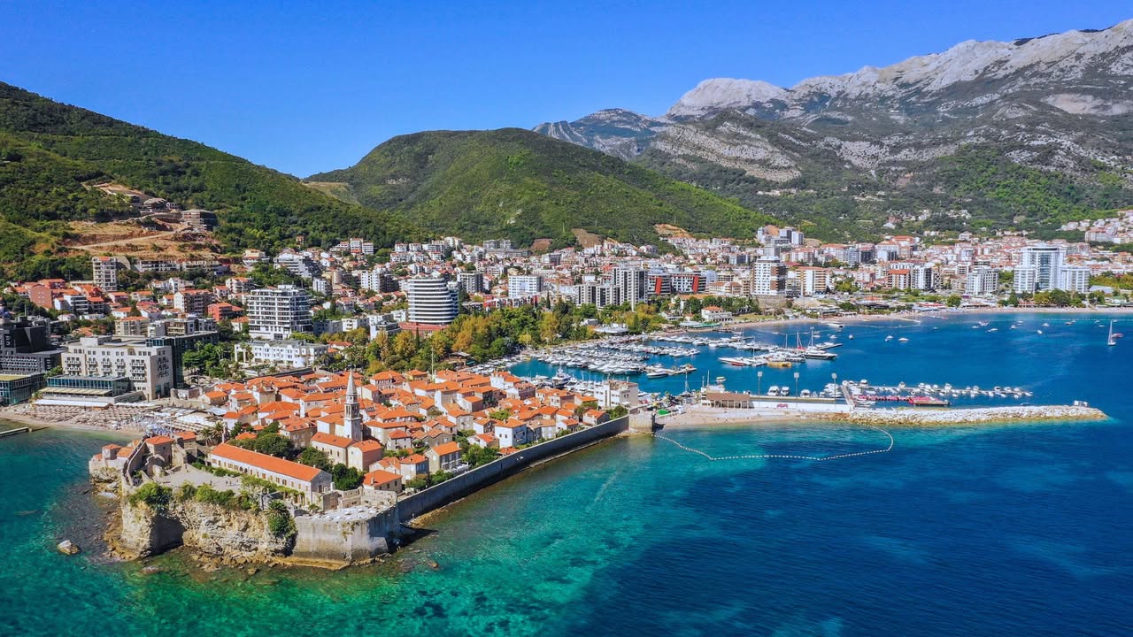 Budva više nije naša? Dok primorci plove, stranci preuzimaju ključeve obale Budvanska rivijera i Kotor sve više liče na međunarodnu trpezu. Ugostiteljski objekti, restorani, ali i one nezaobilazne ćevabdžinice i burekdžinice, sve češće su u rukama investitora i zakupaca iz Turske. „Ostalo nas je dvoje ili troje, najviše četvoro Budvana koji drže restorane, ostali su ili prodali ili dali u zakup. Sve ostalo drže Turci. Ovi mladi odu na brod, otisnu se i nema ih po nekoliko mjeseci ili godina. Ovdje svaka stopa zlata vrijedi. Nikad ne bih prodao djedovinu i budućnost moje djece“, priča za Plus portal Krsto, starosjedilac čija porodica je ovdje vjekovima. On dodaje i zanimljivu anegdotu o tome kako se nekada gledalo na imovinu: „Moj djed kad je dijelio imovinu, moj otac je tražio obalu. U to vrijeme obala nije imala nikakvu vrijednost. Ako si imao imanje i kuću gore u brdu, bio si bogat. Svi su se čudili šta moj otac traži - šta ima dolje? Samo nebo, more i kamen. Još tad je moj pokojni otac imao viziju koliko će jednog dana vrijediti taj kamen i to more“, prisjeća se Krsto. On dodaje da je njegova djedovina danas postala meta za investiture. Dok primorje mijenja vlasnike, ostaje nam da se pitamo: hoće li u toj novoj, međunarodnoj Budvi i Kotoru, biti mjesta za one koji su taj kamen prvi zavoljeli?