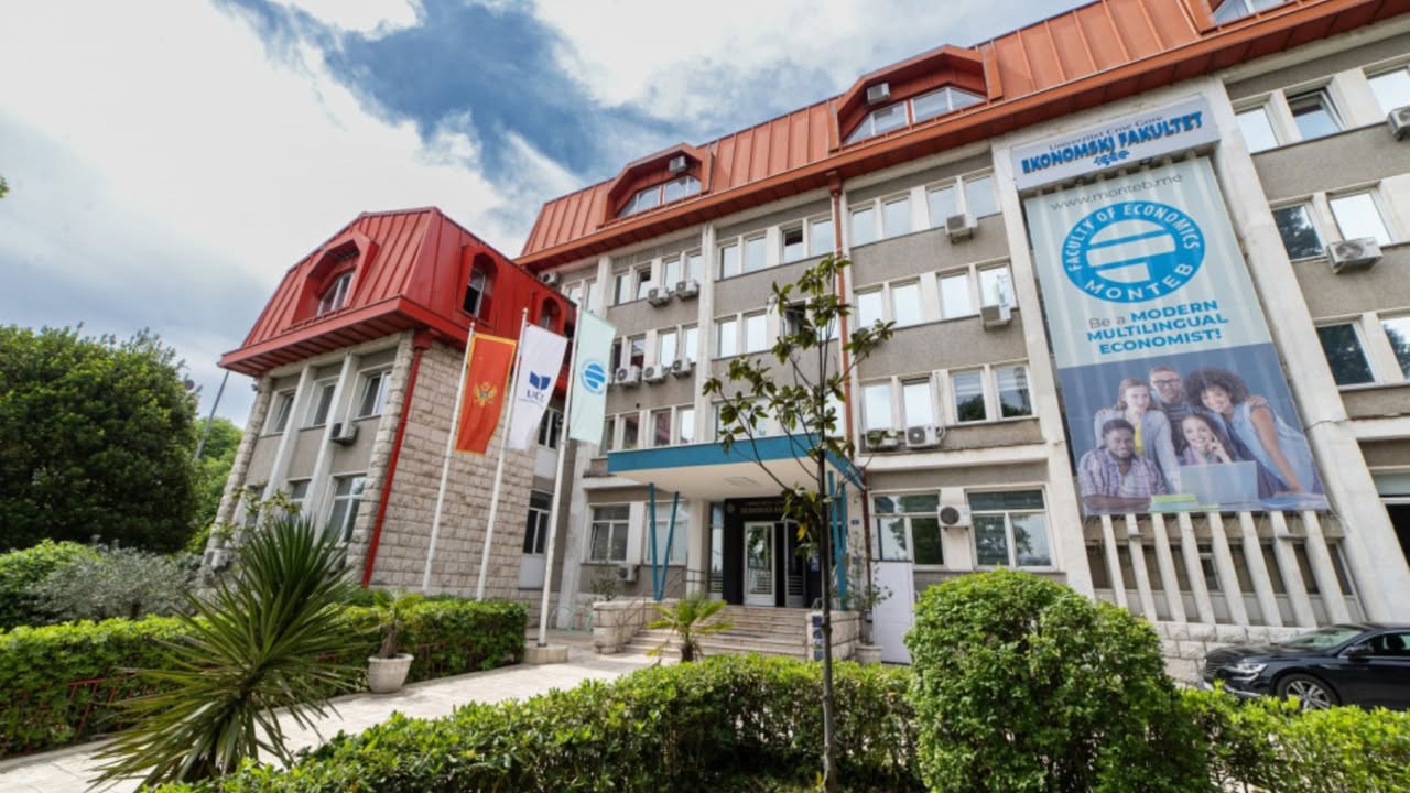 Dodatni upis studenata Vlada Crne Gore donijela je odluku kojom se odobrava dodatni upis studenata u prvu godinu osnovnih studija na Ekonomskom i Medicinskom fakultetu Univerziteta Crne Gore koji se finansira iz državnog budžeta. Ukupno je odobren upis za 87 novih studenata, a raspodjela po fakultetima i studijskim programima iznosi: 1. Ekonomski fakultet (ukupno 58 mjesta) • Ekonomija: 38 studenata • Menadžment: 10 studenata • Menadžment (Bijelo Polje): 10 studenata 2. Medicinski fakultet (ukupno 29 mjesta) • Medicina: 4 studenta • Farmacija: 10 studenata • Visoka medicinska škola: 5 studenata • Primijenjena fizioterapija: 10 studenata