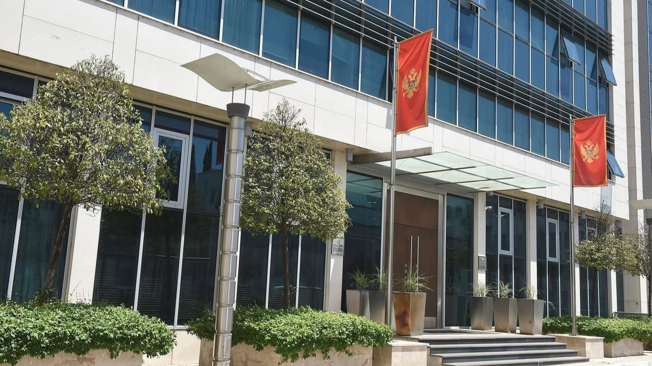 Vlada se zadužuje 3,2 milijarde: Dug će rasti brže od ekonomije Crna Gora planira da se u naredne tri godine zaduži vrtoglavih 3,2 milijarde eura, pokazuju predložene smjernice makroekonomske politike za period od 2027. do 2029. godine. Zvanični podaci i ovo otkrivaju– čak 2,4 milijarde eura otići će na vraćanje starih dugova, dok je 800 miliona namijenjeno za razvoj i kapitalne projekte. Državnu kasu već iduće godine čeka ozbiljan udar jer na naplatu stižu stari krediti teški 1,12 milijardi eura. Zbog ovakvog konstantnog zaduživanja radi refinansiranja, cijena novca uzima svoj danak. Troškovi za same kamate nastaviće vrtoglavo da rastu – sa ovogodišnjih 174,8 miliona, skočiće na 256,8 miliona eura do 2029. godine. Samim tim, neto javni dug države porastaće brže od ekonomije, pa se sa 4,38 milijardi očekuje skok na 5,54 milijarde eura na kraju posmatranog perioda. Ipak, sa druge strane, onih 800 miliona eura za investicije trebalo bi da pokrene neke od najvažnijih projekata u zemlji. Planiran je nastavak gradnje auto-puta Bar–Boljare, izgradnja novog Univerzitetskog kliničkog centra vrijednog 313 miliona eura, kao i ulaganja u školstvo, željeznice, ekologiju i digitalnu infrastrukturu. Značajan vjetar u leđa, oko 383 miliona eura, stiže i kroz evropski Plan rasta za Zapadni Balkan, koji kombinuje povoljne kredite i bespovratne grantove. Iz Vlade uvjeravaju da će redovni tekući prihodi i dalje bez problema pokrivati plate, penzije i tekuću administraciju, uz očekivanje da će inflacija padati, bez uvođenja novih nameta za građane.