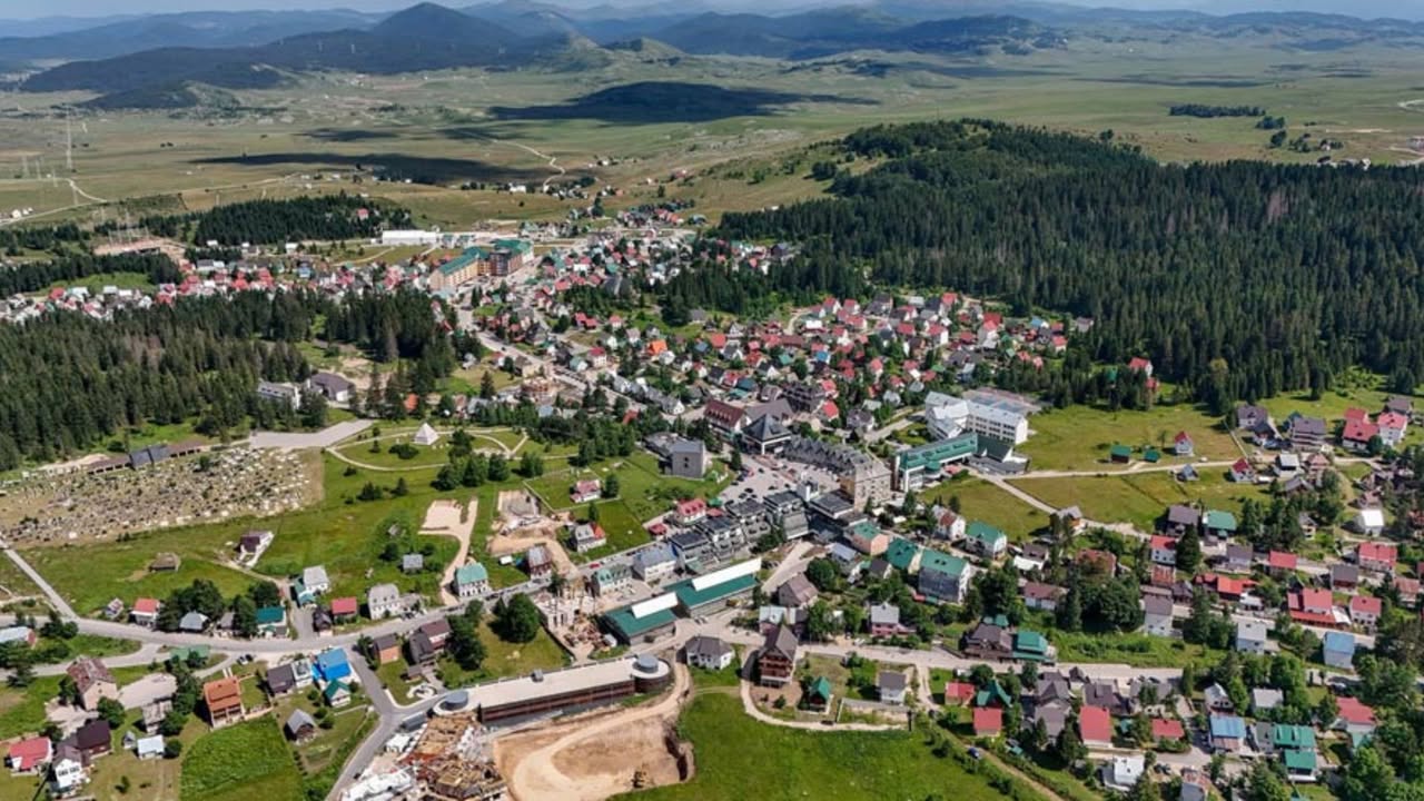 Žabljak i Šavnik: 48 zabrana gradnje i 6 rješenja o rušenju Ministarstvo prostornog planiranja, urbanizma i državne imovine sprovelo je pojačane inspekcijske kontrole na Žabljaku i u Komarnici (Šavnik), na osnovu orto-foto snimaka iz 2025. godine. Najvažniji detalji akcije: · Kontrolisano 54 objekta u protekle dvije sedmice. · 48 rješenja o zabrani radova za objekte bez validne dokumentacije. · 6 rješenja o rušenju za objekte koji uopšte ne postoje na orto-foto snimku iz 2025. godine. · U saradnji sa Sektorom za borbu protiv kriminala Uprave policije, protiv svih nelegalnih graditelja biće podnesene krivične prijave · Nastavak radova nakon zabrane vodi direktno u prinudno rušenje. Apsolutna nulta tolerancija na divlju gradnju se nastavlja, a akcije terenskih kontrola biće intenzivirane i u narednom periodu.