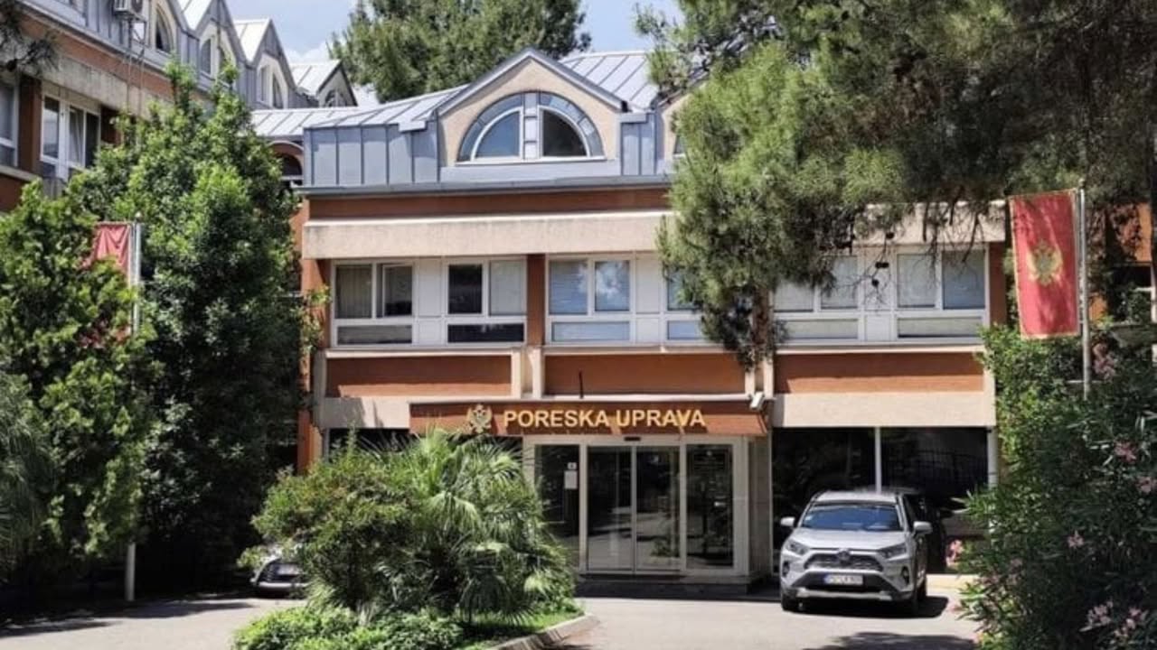 Neobično skup zahtjev Poreske uprave: Od 150.000 €, 122.000 € ide na reprezentaciju Poreska uprava zatražila je od Ministarstva finansija 150.000,00 € iz tekuće budžetske rezerve za organizaciju 136. Konvencije Globalnog foruma o transparentnosti i razmjeni informacija u poreske svrhe, koja će se održati od 26. do 29. oktobra 2026. godine. Planirana raspodjela sredstava: · Reprezentacija: 122.000,00 € · Prevođenje: 10.000,00 € · Zakup sala: 9.000,00 € · Zakup opreme: 9.000,00 € Dolazak preko 200 vodećih svjetskih stručnjaka nesumnjivo je dobar poen za imidž države i EU integracije. Međutim, sporno je što se iz budžetske rezerve traži iznos u kom čak 80% otpada na troškove reprezentacije. Da li će naši službenici na panelima čuti neku "magičnu formulu" i naučiti nešto što već ne piše u OECD uputstvima - teško. Pravila igre u poreskoj transparentnosti su uglavnom već definisana. Sa čisto finansijske i praktične strane, javnost ima potpunog razloga za revolt. Kad od 150.000 eura čak 122.000 ode na hranu, piće, hotele i protokole, to u praksi znači da se većina događaja svodi na to da 200 ljudi dođe, pojede, popije, slika se i ode na račun crnogorskih poreskih obveznika. Skup jeste koristan za međunarodni imidž države i pravljenje kontakata u mreži, ali je struktura troškova takva da više liči na sponzorisanje luksuznog vikenda za strance nego na radnu radionicu od koje će građani vidjeti direktnu korist. Zbog reputacije države događaj valja podržati, ali ovakva raspodjela novca zahtijeva ozbiljnu provjeru.