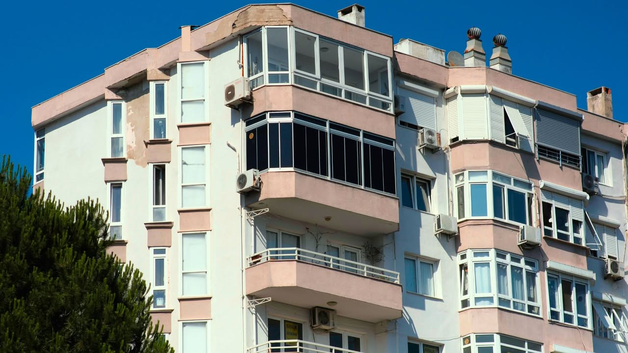 Zakoni o stanovima mijenjaju se iz temelja: Održavanje stanova poskupljuje 50 odsto, više cijene kvadrata i oštre kazne do 10.000 eura Dok se građani i turisti ljeti uglavnom bave odmaranjem, plažama i vrućinama nadležni u Vladi ne gube vrijeme - pripremljen je Nacrt novog Zakona o upravljanju i održavanju stambenih zgrada koji donosi radikalne promjene za sve vlasnike nekretnina. Za pratioce Plus portala izdvajamo ključne promjene koje direktno utiču na kućni budžet i svakodnevni život u zgradama: • Skuplje održavanje zgrada: Minimalna vrijednost boda raste sa 0,20 na 0,30 eura po kvadratu. To znači da će vlasnici stanova od 50 kvadrata umjesto dosadašnjih 10 eura izdvajati najmanje 15 eura mjesečno, dok će skupštine stanara moći da izglasaju i viši iznos zavisno od potreba zgrade. • Obavezni profesionalni upravnici i veći troškovi: Uvode se licencirani profesionalni upravnici koji moraju imati položen stručni ispit i osiguranje od odgovornosti. Zakon propisuje da upravniku mora pripasti najmanje 15 odsto, a predsjedniku skupštine stanara najmanje 5 odsto ukupno prikupljenog novca za održavanje zgrade. Na primjer, u zgradi koja mjesečno sakupi 300 eura, upravniku ide minimalno 45, a predsjedniku 15 eura. • Nema čekanja za dugove - izvršenje nakon tri mjeseca: Ako vlasnik stana ne plati naknadu za održavanje duže od tri mjeseca, upravnik je zakonski u obavezi da u roku od osam dana pokrene postupak izvršenja preko zbirnog računa koji ima svojstvo izvršne isprave. • Stroga finansijska transparentnost: Upravnik je dužan da vodi elektronsku evidenciju, svakom vlasniku na zahtjev dostavi mjesečni izvještaj banke o stanju na računu, a do 31. marta i godišnji finansijski izvještaj. • Visoke novčane kazne: Za neformiranje organa upravljanja ili određivanje vrijednosti boda ispod zakonskog minimuma predviđene su kazne od 500 do 5.000 eura za zgrade, dok se kazne za fizička lica kreću od 100 do 2.000 eura (a za pravna lica i do 10.000 eura). Nakon stupanja zakona na snagu, predviđen je rok od 12 mjeseci da se postojeće zgrade, organi upravljanja i agencije usklade sa novim pravilima, u suprotnom će lokalna uprava imenovati upravnike.