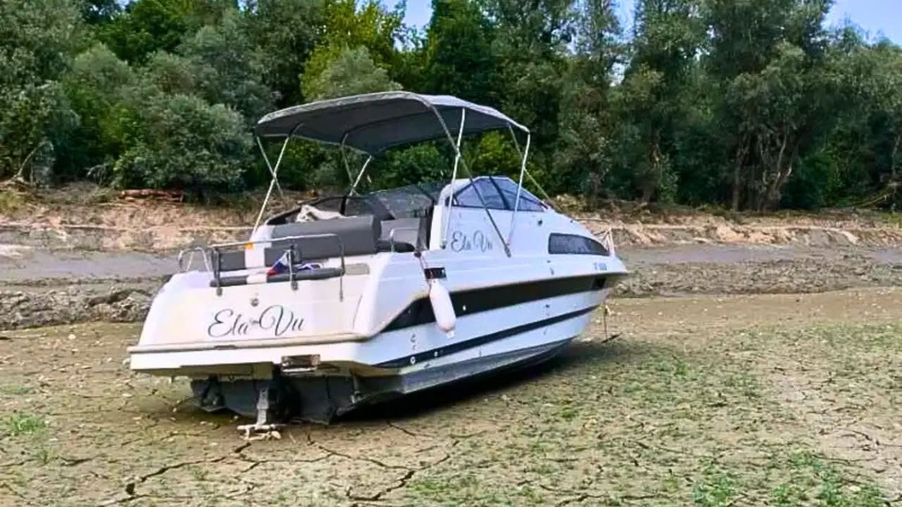 Dunav niži za osam metara. Na nekim mjestima izgleda kao bara. Zbog dugotrajnih suša i toplotnih talasa koji su pogodili Evropu, na Dunavu se bilježe rekordno niski vodostaji, a rijeka na pojedinim mjestima izgleda poput bare i može se maltene prepješačiti. Izronila prošlost Kada se uporedi sa najvišim nivoom u istoriji koji je iznosio 850 centimetara, dolazi se do šokantnog podatka da je ova velika evropska rijeka sada niža za čak osam metara. Uslijed povlačenja vode, iz korita Dunava na pojedinim mjestima izranjaju ostaci davno potonulih brodova, ali i zaostalo naoružanje poput neeksplodiranih ručnih bombi. Hidrolozi upozoravaju na ozbiljne probleme – od obustave plovidbe, do najava mogućih restrikcija vode i drastičnog skoka potrošnje električne energije koja jeveć zbog vrućina dostigla zimske rekorde.