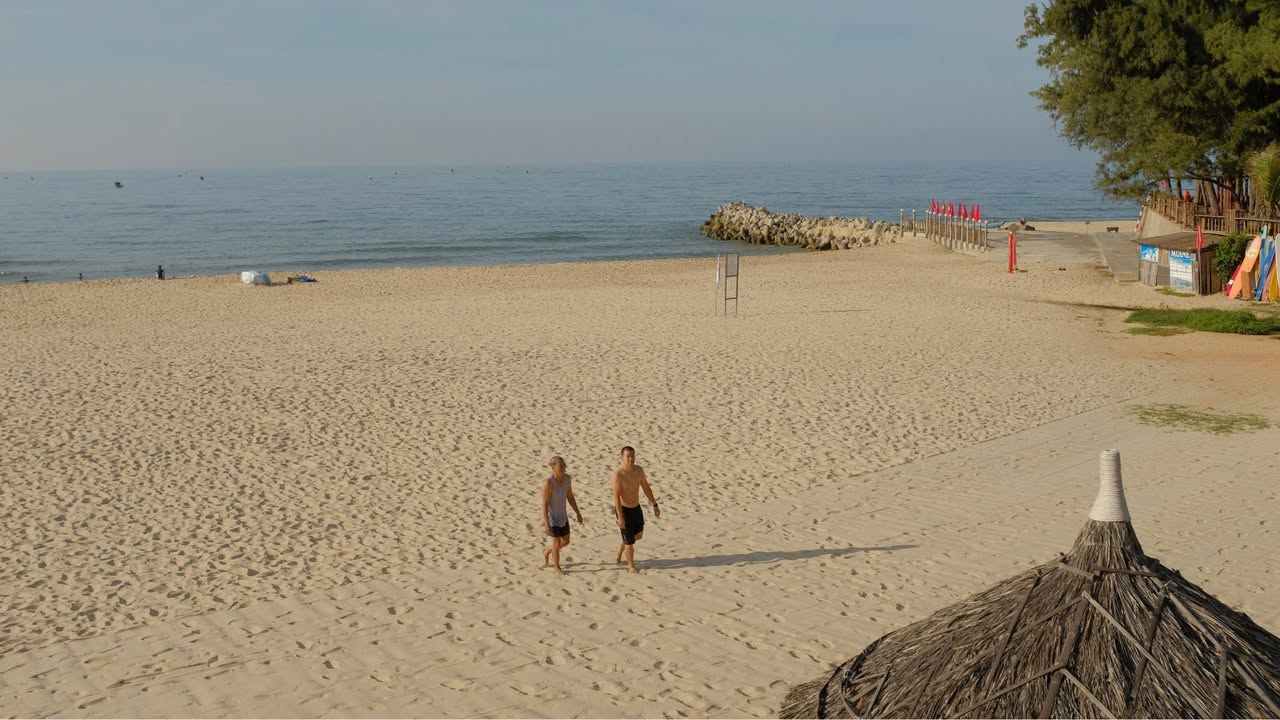 Više od polovine naših građana ove godine ne može na odmor Dok se na našem primorju svake godine broje milioni turističkih dolazaka i obaraju rekordi, u sjeni tih uspjeha krije se porazna statistika standarda običnog čovjeka. Prema zvaničnim podacima koje je objavio MONSTAT, više od polovine stanovnika Crne Gore sebi ne može da priušti ni sedam dana odmora van kuće. Da stvar bude još teža, u zemlji u kojoj zvanična prosječna zarada navodno prelazi hiljadu eura, istovremeno potrošačka korpa za hranu i osnovne potrebe guta više od polovine primanja jedne porodice. Kada se na to dodaju kirije, krediti i stalna poskupljenja osnovnih životnih namirnica, jasna je računica zašto je put do plaže za mnoge finansijski nemoguća misija. Dok strani turisti ostvaruju 95,8 odsto od ukupno 15,37 miliona noćenja, domaći radnik i prosječna porodica sve teže hvataju korak sa rastućim troškovima života. Dokle god je odmor privilegija malobrojnih u zemlji koja živi od turizma, imaćemo otvoreno pitanje bez lakog odgovora: kako pomiriti milionske turističke bilanse i činjenicu da sopstveni građani ljetovanje mogu da vide samo - na televiziji?
