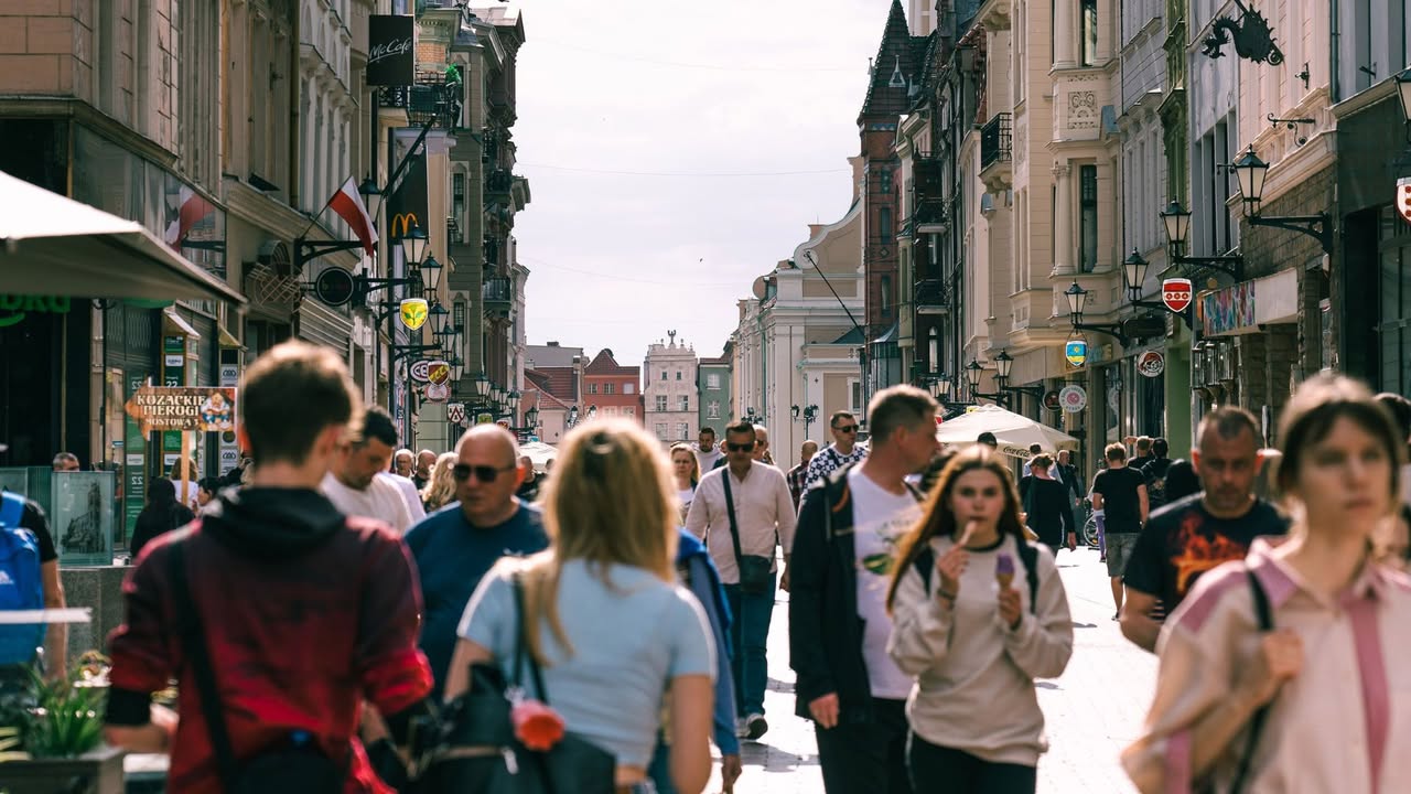 Vrućine ubile 35.000 ljudi širom Evrope Tokom četiri uzastopna i rekordna toplotna talasa koja su ovog ljeta pogodila Evropu, život je izgubilo najmanje 35.000 ljudi, pokazuju preliminarni podaci za manje od polovine evropskih zemalja. Prema pisanju Guardiana, crni bilans smrtnih slučajeva povezanih s vrućinama već je prešao 25.000 u Njemačkoj, Francuskoj i Španiji, a stručnjaci upozoravaju da će konačni podaci biti znatno veći kada se obuhvati i avgust. Naučnici još jednom upozoravaju da globalno zagrijavanje uzrokovano ljudskim djelovanjem čini ovakve ekstremne toplotne talase sve češćim i intenzivnijim.