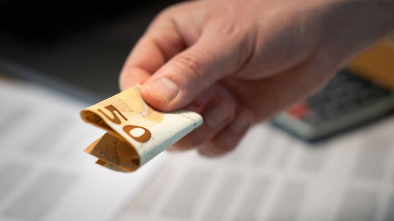 Ko izbjegava plaćanje alimentacije. Tri četvrtine dužnika su muškarci u najboljim godinama Za dvije godine rada Alimentacionog fonda Ministarstvo finansija je bilo primorano da isplati oko 960.000 eura zbog neredovnog plaćanja alimentacije, pokazuju zvanični podaci. Da je riječ o ozbiljnom društvenom problemu svjedoči i podatak da su čak 80 odsto dužnika muškarci, dok žene čine preostalih 20 odsto. Pravo na privremeno izdržavanje koristilo je ukupno 428 djece, dok u ovom trenutku ovo pravo koristi 297 mališana. Kako ističe načelnik Odjeljenja za Alimentacioni fond, Milovan Vujović, za 131 dijete pravo je prestalo – u više od polovine slučajeva zato što su dužnici počeli redovno da plaćaju nakon intervencije Fonda, dok su ostali postali punoljetni. Ključni podaci iz izvještaja: · Najugroženiji: Djeca uzrasta od 6 do 13 godina. · Profil dužnika: Najviše ih je u starosnoj dobi od 40 do 49 godina (čak 45 odsto). · Glavna prepreka: Neodgovorni roditelji masovno izbjegavaju prijem rješenja i namjerno mijenjaju adrese. Ipak, sistem pokazuje zube – Fond je procesuirao 133 dužnika i dokumentaciju proslijedio zaštitniku imovinsko-pravnih interesa radi povraćaja novca, a isplate se vrše redovno svakog 17. i 18. u mjesecu. Iz Fonda najavljuju da će kroz analizu podataka raditi na unaprjeđenju zakonskih rješenja kako bi se spriječilo svako izbjegavanje roditeljskih obaveza.