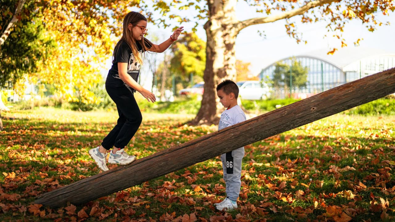 Izumiranje po planu: Žene su nekada rađale petoro, a danas jedva dvoje djece Na sjeveru Crne Gore, koji obuhvata nešto više od polovine ukupne teritorije države (skoro 53 odsto), danas živi tek oko 24,5 odsto stanovnika. Polovinom prošlog vijeka, naseljenost između sjevera i ostatka zemlje bila je u ravnoteži – odnos je bio pola-pola. U našoj zemlji ukupno živi oko 620.000 stanovnika, ali statistika i zvanični podaci otkrivaju ozbiljan alarm. Osnovni uzrok leži u poraznom podatku da žena u Crnoj Gori u prosjeku rađa oko 1,7 do 1,8 djece, što je znatno ispod granice proste zamjene generacija koja iznosi 2,1. Poređenja radi, u prvoj polovini prošlog vijeka taj prosjek je bio drastično drugačiji – žene su rađale u prosjeku do petoro djece. Ukoliko se ovakve negativne tendencije iseljavanja i pada nataliteta nastave, demografi upozoravaju da će se Crna Gora u narednim decenijama suočiti sa drastičnim starenjem nacije, gašenjem sela pa i manjih gradova i drastičnim padom ukupnog broja stanovnika. Podaci su tu da upozore – prije nego što bude kasno.