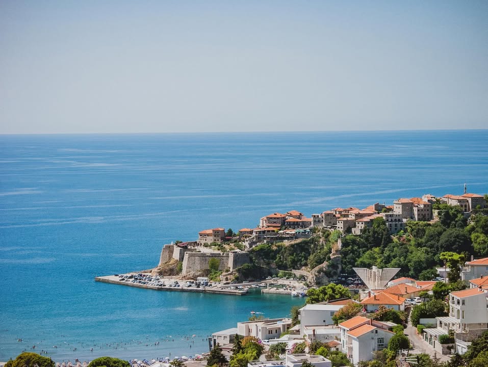 Ulcinj: Udar na investiture. Komunalije idu na 135 eura po kvadratu, za neke djelove rast i do 125 odsto Najatraktivniji djelovi Ulcinja ubuduće će papreno koštati investitore. Za lokacije u Prvoj A zoni naknada za komunalno opremanje građevinskog zemljišta iznosiće 135 eura po neto kvadratnom metru. Za lokacije koje su i po odluci iz 2021. godine pripadale Prvoj A zoni (poput Pristana, hotela Galeb i Mediteran, Starog grada, Pinješa i Ade Bojane), naknada raste sa 90 na 135 eura po kvadratu. Pojedine planske cjeline prelaze iz niže u najskuplju zonu. Tako za Rt Đerane – Port Milena i DUP „Pinješ–Borova šuma“ naknada sa dosadašnjih 60 ide na 135 eura po kvadratu. Novim predlogom obuhvaćeni su i moduli II, III i VI u dijelu sektora na Velikoj plaži, čime se objedinjuje veći dio ovog atraktivnog turističkog prostora. Izmjene ne pogađaju samo ekskluzivne lokacije. Cijene komunalija rastu za 50 odsto u svim ostalim zonama: • Prva zona: sa 60 na 90 eura/m² • Druga zona: sa 48 na 72 eura/m² • Treća zona: sa 36 na 54 eura/m² • Četvrta zona: sa 24 na 36 eura/m² • Peta zona: sa 18 na 27 eura/m² • Šesta zona: u tabeli je navedena cijena od 5 eura/m². Olakšica: Veći popust za jednokratno plaćanje Kao svojevrsna „utjeha“ investitorima, predlogom se povećava popust za jednokratno izmirivanje naknade sa 20 na 25 odsto, i to za objekte ukupne neto površine do 500 kvadrata. To znači da bi investitor koji ispunjava uslove u Prvoj A zoni umjesto pune cijene plaćao 101,25 eura po kvadratu, pa bi naknada za objekat od 500 kvadrata iznosila 50.625 eura.