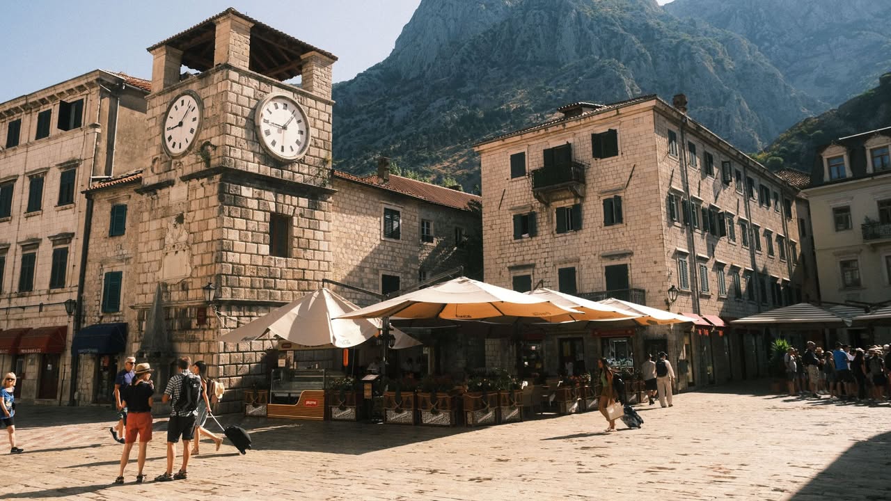 Kotor: Kroz subvencije žele da privuku domaće sezonce Opština Kotor planira da iz lokalnog budžeta izdvoji 100.000 eura za subvencionisanje zarada lokalnih sezonskih radnika, s ciljem da se smanji izražen nedostatak kadra i oslanjanje na stranu radnu snagu. Podaci iz dokumenata pokazuju da se privreda Kotora snažno oslanja na strane radnike – samo tokom 2025. godine izdato je 2.102 dozvole za privremeni boravak i rad stranaca. Anketa koju je u junu 2026. sprovelo Lokalno partnerstvo za zapošljavanje, među 24 kotorska poslodavca, pokazala je da je čak 87,5 odsto njih u prethodne tri godine angažovalo strane radnike. Najteže je popuniti radna mjesta za konobare, kuvare, sobarice, recepcionere, vozače i prodavce, pri čemu poslodavcima najviše nedostaje kadar sa srednjom stručnom spremom.