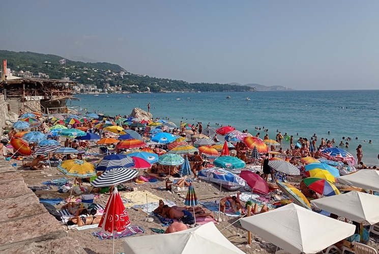 Sutomore: Stariji muškarac se jutros utopio u moru Na plaži u Sutomoru se jutros utopila starija muška osoba. Na tijelu stradale osobe nisu uočeni tragovi nasilja, pa se pretpostavlja da je u pitanju utopljenje. Iz policije su saopštili da intenzivno rade na identifikaciji stradalog.