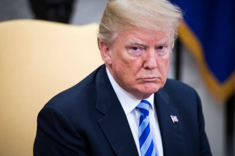 Tramp uvodi globalnu pauzu za vize: Odloženi termini za vize širom svijeta Administracija predsjednika SAD Donalda Trampa uvela je privremenu pauzu u zakazivanju termina za izdavanje viza širom svijeta u okviru oštre kampanje suzbijanja imigracije. Iz Stejt departmenta je saopšteno da je pokrenuta obuka u svim ambasadama i konzulatima kako bi se vizne usluge prilagodile, a službenici obučeni. Ova mjera dolazi usred agresivne kampanje deportacija, ukidanja viza i zelenih karata, te odbijanja zahtjeva na osnovu političkih stavova kao i odbijanje zahtjeva iz niza razloga, poput političkih stavova i propalestinskih protesta protiv napada američkog saveznika Izraela na Gazu. Američki sudija je u petak poništio politiku Trampove administracije kojom je bila suspendovana dodjela imigrantskih viza podnosiocima zahtjeva iz 75 zemalja, zaključivši da je ta politika prekoračila zakonska ovlašćenja. Stejt department nije naveo detalje o obuci niti njen vremenski okvir.