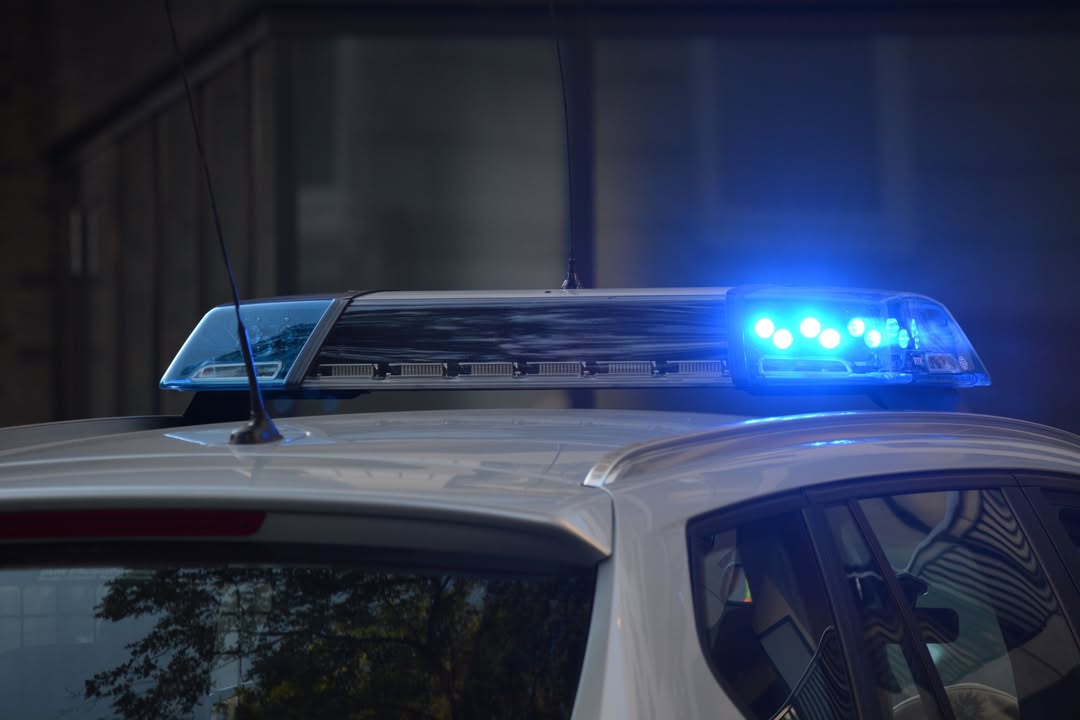 Berane: Uhapšen otac iz Berana: Vozilom udario dijete, pa policiji slagao da je palo sa krova Uhapšeni A.I. (22) iz Berana sumnjiči se da je automobilom usmrtio svoje jednogodišnje dijete, a potom policiji lažno prijavio da je ono palo sa krova pomoćnog objekta. Tragedija se dogodila juče oko 16 časova, kada je dijete bez znakova života dovezeno u beranski Urgentni centar. Otac je istražiteljima najprije tvrdio da je mališan stradao usljed pada sa objekta. Nakon detaljnog uviđaja i kriminalističke obrade, policija je utvrdila da je otac, izlazeći automobilom unazad iz garaže, udario dijete i usmrtio ga. Tijelo djeteta je poslato na obdukciju u Klinički centar Crne Gore. Vozilo je oduzeto radi vještačenja. Po nalogu tužioca u ODT Berane, A.I. je uhapšen zbog sumnje da je počinio teško djelo protiv bezbjednosti javnog saobraćaja.
