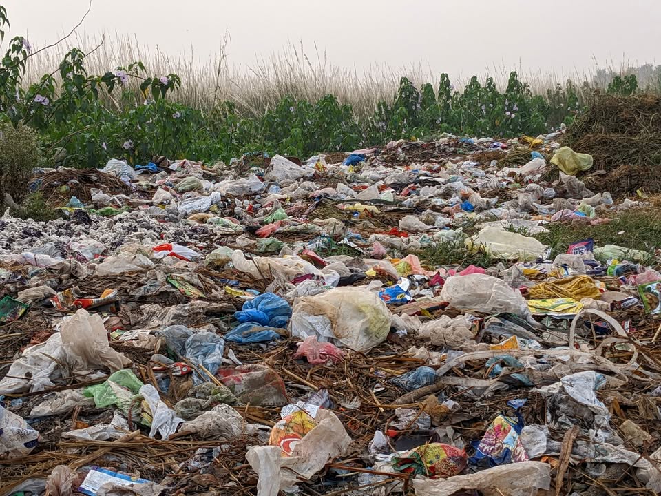 Od 15 centi za kesu do uštede od 1,8 miliona eura: Kako su plastične kese promijenile navike građana Smanjili smo upotrebu plastičnih kesa za čak 70 odsto, a u državnu kasu se od namjenskih naknada, od novembra 2024. godine do marta 2026, slilo gotovo 1,8 miliona eura. Ovo su zvanični podaci sa podgoričke deponije Livade, a koje je objavilo ministarstvo ekologije. Podsjetimo, velika priča oko plastike počela je još 20. oktobra 2024. godine, kada je na snagu stupila stroga zabrana upotrebe laganih plastičnih kesa debljine od 15 do 50 mikrona, dok su za deblje kese uvedene posebne naknade. Država se tu nije zaustavila, pa je krajem 2025. godine naknada dodatno podignuta sa tri na pet centi po kesi, upravo sa ciljem da se potrošnja svede na minimum. Iako su mnogi u početku sumnjali u efikasnost ovih mjera i negodovali na kasama trgovina, praksa je pokazala da udarac po džepu daje rezultate. Milionska suma prikupljena kroz naknade ide u namjenske svrhe, dok se slika na deponijama značajno mijenja u korist prirode.