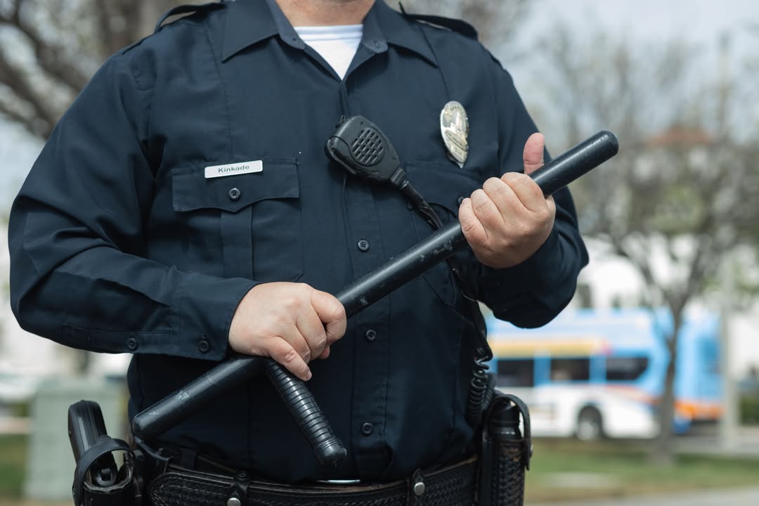 Policija u školama, stižu i zaštitari u škole: Fokus na bezbjednost djece i prevenciju nasilja Povodom početka nove školske godine, službenici Uprave policije pojačano će biti prisutni u blizini školskih objekata, posebno u periodima dolaska i odlaska učenika u škole, sa ciljem bezbjednog odvijanja saobraćaja, sprječavanja nepropisnog zaustavljanja i parkiranja, kao i pravovremenog reagovanja na eventualne bezbjednosne izazove. Poseban fokus biće stavljen na zaštitu najranjivije kategorije – djece, kao i na prevenciju svih oblika ponašanja koja mogu ugroziti njihovu bezbjednost. Takođe, Ministarstvo prosvjete pokrenuće inicijativu za angažovanje zaštitara u školama radi dodatnog unapređenja bezbjednosti.