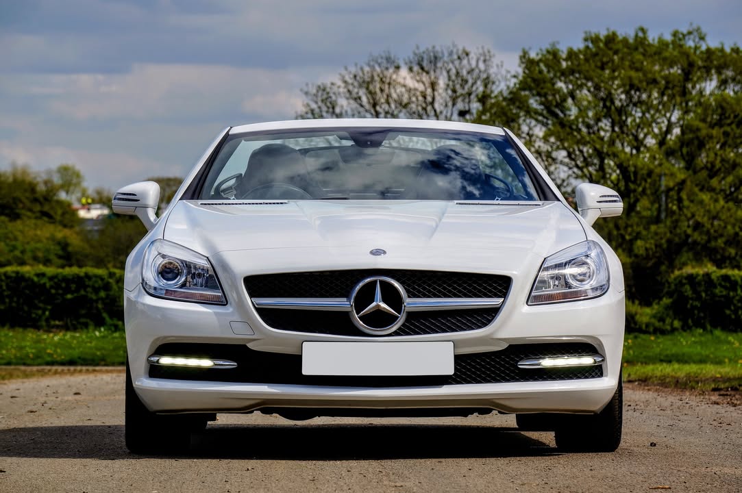 Ministarstvo finansija reklo „ne“, ali Vlada udarila po svome – vozače u Crnoj Gori od 1. jula naredne godine čeka skuplja registracija automobila. Riječ je o odluci Vlade kojom se značajno povećavaju godišnje naknade za korišćenje puteva, koje vozači plaćaju svake godine prilikom produženja registracije. Ipak, ono što ovu priču čini posebno interesantnom jeste kulisa koja je prethodila usvajanju nameta: predlog Ministarstva saobraćaja nije dobio zeleno svjetlo od kolega iz Ministarstva finansija. Tamo su jasno ocijenili da udar na privredu, građane i poslovni ambijent jednostavno – nije usklađen sa realnošću. Međutim, negativno mišljenje Ministarstva finansija, dato 11. juna, Vladu nije previše potreslo. Samo sedam dana kasnije, na sjednici je usvojena Odluka o utvrđivanju visine godišnje naknade za korišćenje puteva. Koliko će to da nas košta? • Za vozila od 1.351 do 1.800 kubika: Naknada koja je do sada iznosila 6,10 eura skida se s dnevnog reda i raste na 16 eura. • Za vozila od 1.801 do 2.500 kubika: Umjesto dosadašnjih 9 eura, vozači će ubuduće izdvajati 21,5 eura. Računica pokazuje da poskupljenje nije zanemarljivo