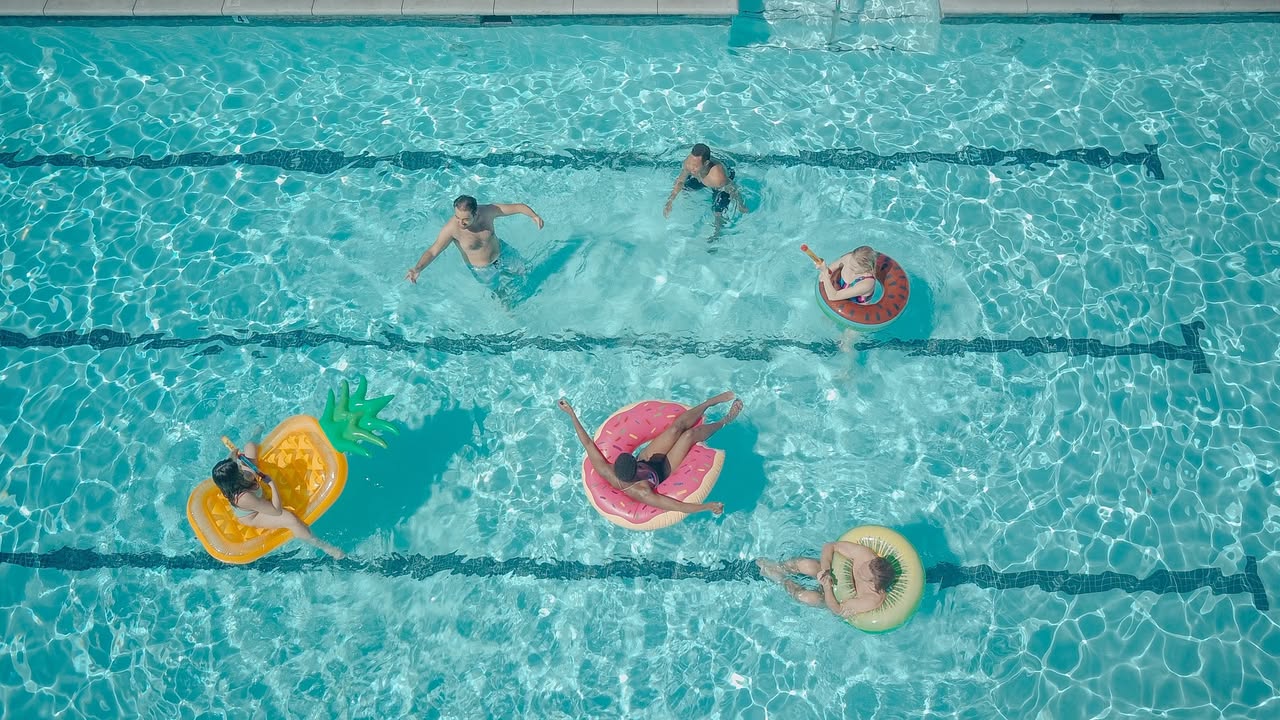 A šta će Baru bazen, molim vas? Pa imaju more! Na sjeveru Crne Gore i dalje nema nijedan jedini izgrađeni javni bazen! Nijedna opština, od Bijelog Polja preko Berana i Pljevalja, pa do Mojkovca i Kolašina, nema mjesto gdje dijete može da nauči da pliva, niti gdje omladina može da trenira vaterpolo. Dok Opština Bar uveliko planira izgradnju grandioznog nacionalnog akvatik centra – kompleksa na više od 18.000 kvadrata koji će imati olimpijski otvoreni i zatvoreni bazen, hiljade mjesta za gledaoce, garaže i čuda neviđena vrijedna preko 20 miliona eura – mi sa sjevera se s punim pravom pitamo: A šta će Baru bazen, molim vas? Pa imaju more na dlanu! I onda se neko u fotelji u Podgorici još uvijek čudi zašto omladina sa sjevera odlazi. kofere i odlazi. Pa, zaboga, šta bi ih i zadržalo? Decenijama slušamo predizborne laži o otvorenim i zatvorenim bazenima po sjeveru, a za to vrijeme isti ti – što bi naš narod rekao, „so baca u more“. Grade se bazeni, hoteli I to jedni preko drugih dok sjever samo gleda I ćuti kako se milioni troše tamo gdje im je najmanje potrebno.