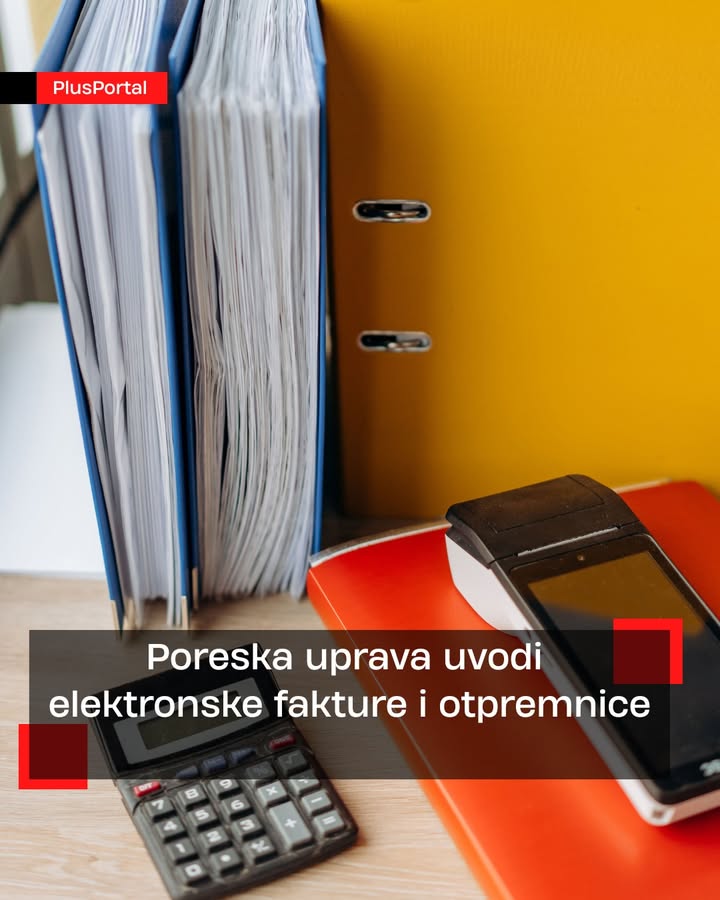 Poreska uprava uvodi elektronske fakture i otpremnice Do kraja godine, Poreska uprava raspisuje tender za uvođenje elektronskih faktura i otpremnica, a u planu je i umrežavanje sa sistemima Evropske unije kako bi se lakše hvatali oni koji izbjegavaju obaveze. Novi digitalni alati i registri artikala automatski će ukrštati podatke, pa će inspektori tačno znati na koga da usmjere kontrolu. A da inspektori već sada oštrije udaraju na prekršioce, pokazuju i podaci sa terena. Iako je ove ljetnje sezone kontrolisano oko deset odsto manje objekata nego lani, broj kazni i zatvaranja radnji drastično je skočio. Iz Poreske uprave tvrde da su u prvih sedam mjeseci naplatili preko milijardu eura poreza, što je rezultat bolje discipline i manjeg prostora za sivu ekonomiju.