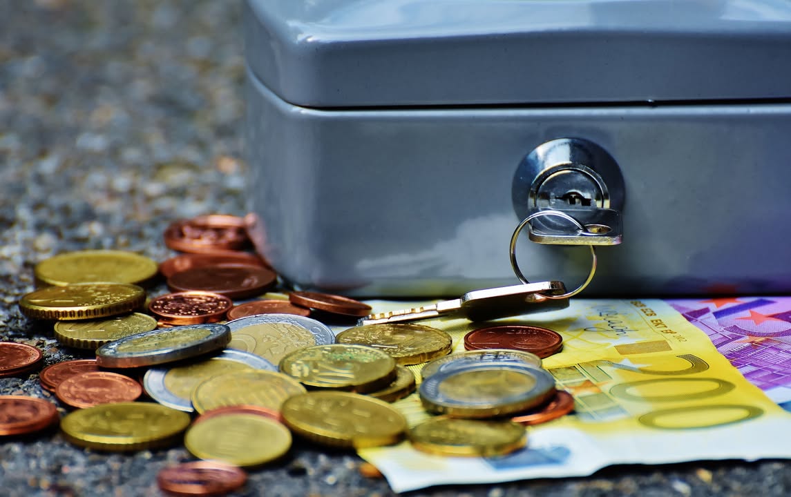 Državna kasa otvorila novčanik: Partijama i ženskim organizacijama isplaćeno preko 1,1 milion eura Iz državnog budzeta je 3. jula isplaćeno ukupno 1.154.907,02 eura na ime finansiranja redovnog rada političkih partija, kao i rada njihovih ženskih organizacija. Prema zvaničnim podacima iz tabele isplata, za redovan rad parlamentarnih subjekata izdvojeno je 1.087.400,45 eura, dok je za rad ženskih organizacija u političkim partijama opredijeljeno dodatnih 67.506,57 eura. Najviše novca po osnovu redovnog rada leglo je na račune Pokreta Evropa sad (PES) i Demokratske partije socijalista (DPS), kao i Nove srpske demokratije (NSD) i Bošnjačke stranke, s obzirom na to da se iznosi kreću od desetak hiljada pa sve do preko 256.000 eura (koliko je isplaćeno za PES, odnosno 181.725 eura za DPS, 111.689 eura za NSD itd., u skladu sa njihovom poslaničkom snagom).