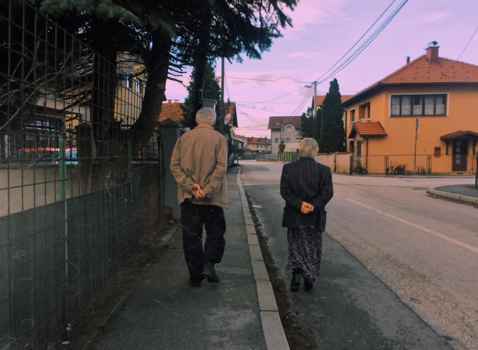 Deficit nije u Fondu PIO, već u novčanicima penzionera Priča o višemilionskom deficitu Fonda PIO služi uglavnom za skretanje pažnje sa mnogo ozbiljnijeg problema – niskih primanja, pada njihove realne vrijednosti i krajnje neizvjesnosti budućih penzija, poručuju iz NVO Udruženje penzionera „Za dostojanstven život čovjeka“. Iako se manjak Fonda za prvih sedam mjeseci procjenjuje na oko 253 miliona, a do kraja godine bi mogao premašiti 400 miliona eura, iz Udruženja ističu da je riječ o zakonskim transferima iz državnog budžeta, a ne o klasičnom deficitu. Penzije nisu ugrožene, ali se smanjenjem doprinosa sa 20,5% na 10% prešlo na model u kojem doprinosi pokrivaju manje od polovine potreba Fonda. Glavni problem je što troškovi života rastu brže od primanja: • Minimalna penzija za oko 65.000 korisnika pala je na realnu kupovnu moć od oko 300 eura. • Čak 70% penzionera (oko 82.000 njih) prima iznos do visine prosječne penzije. • Budućnost sadašnjih radnika je upitna jer tokom radnog vijeka izdvajaju upola manji procenat doprinosa, što ugrožava visinu budućih primanja. Penzioneri zaključuju da deficit ne postoji u Fondu PIO, već u novčanicima građana i razumijevanju nadležnih institucija koje ostaju nijeme na ove probleme. Udruženje upozorava i na nesigurnu budućnost onih koji tek treba da odu u penziju, naglašavajući da sadašnji zaposleni tokom radnog vijeka izdvajaju upola manji procenat doprinosa, što postavlja ozbiljno pitanje održivosti sistema i visine budućih primanja.